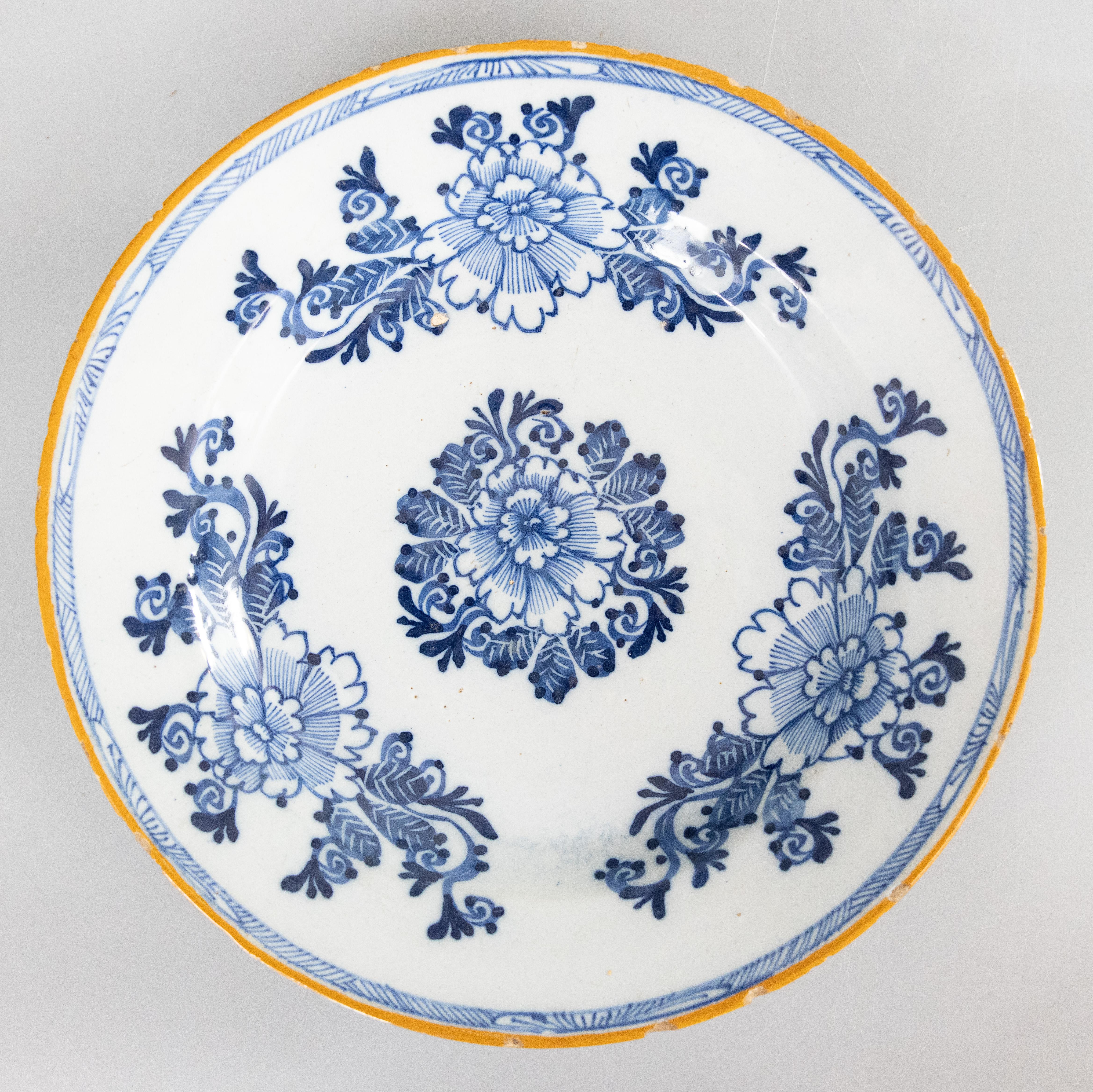 Antiguo Plato o Cargador Floral Holandés de loza de Delft del Siglo XVIII Cerámica de Delft en venta