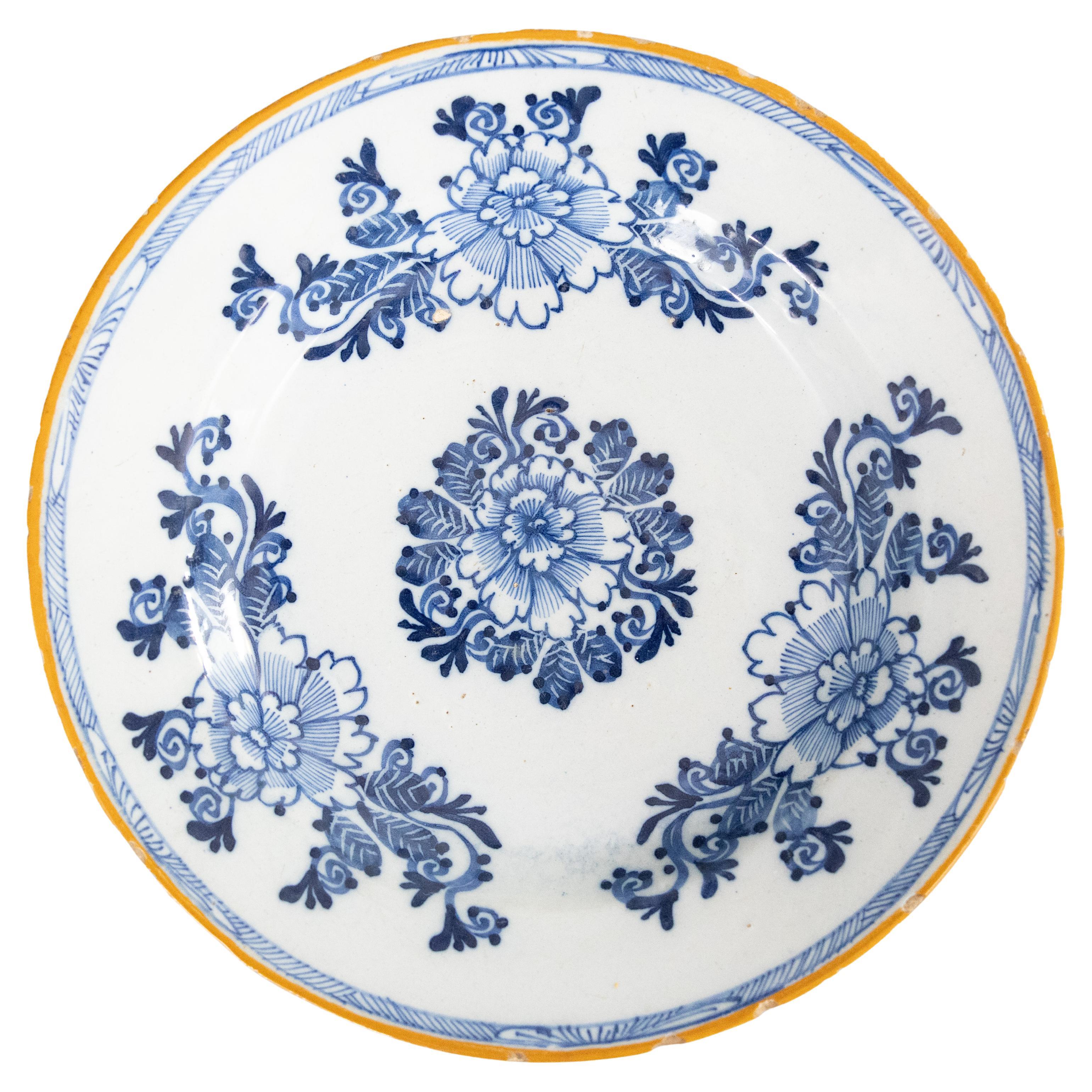 Antiguo Plato o Cargador Floral Holandés de loza de Delft del Siglo XVIII en venta