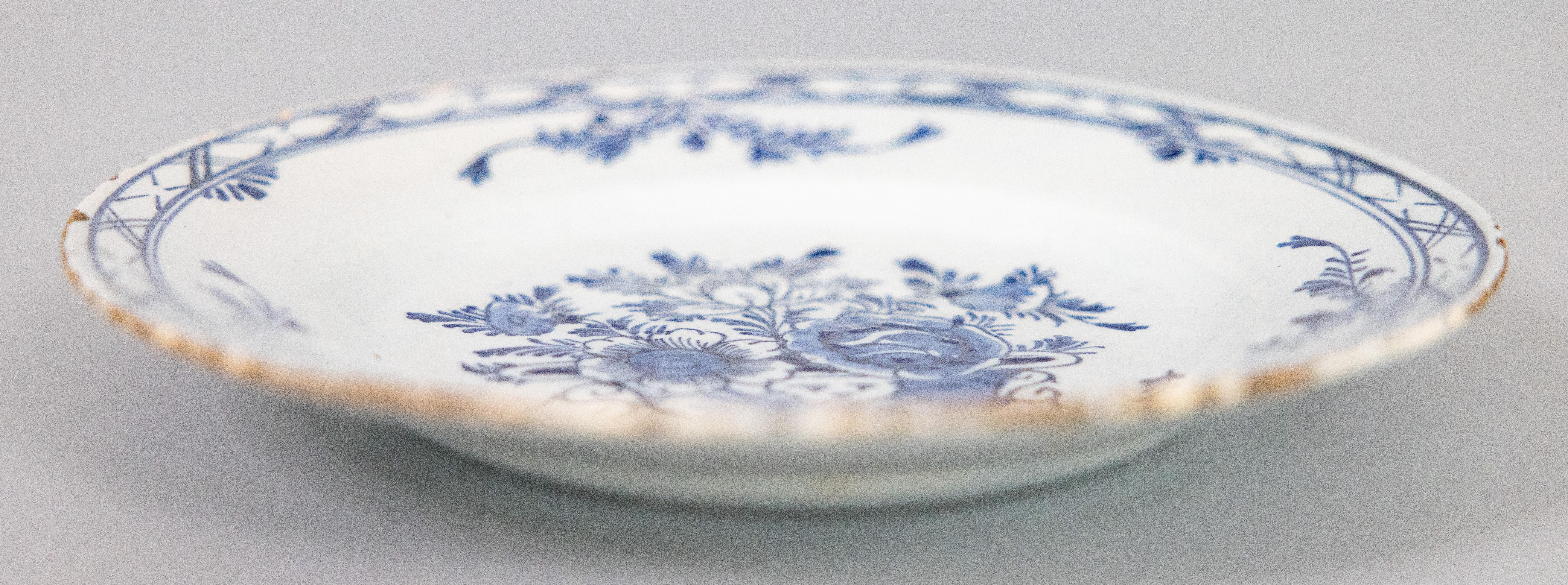 Antiguo plato floral de loza holandesa de Delft del siglo XVIII Holandés en venta