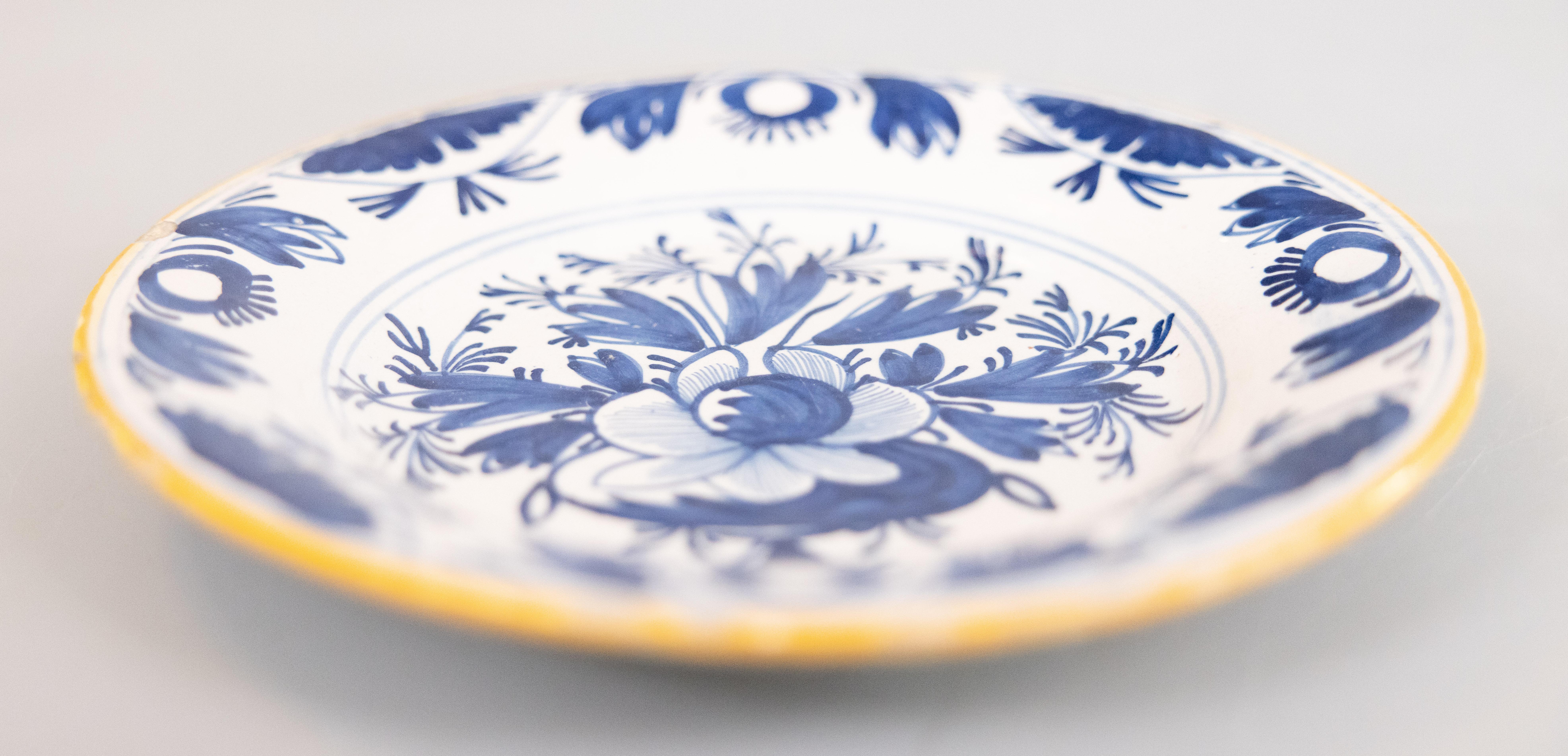 Antiguo plato floral de loza holandesa de Delft del siglo XVIII Holandés en venta