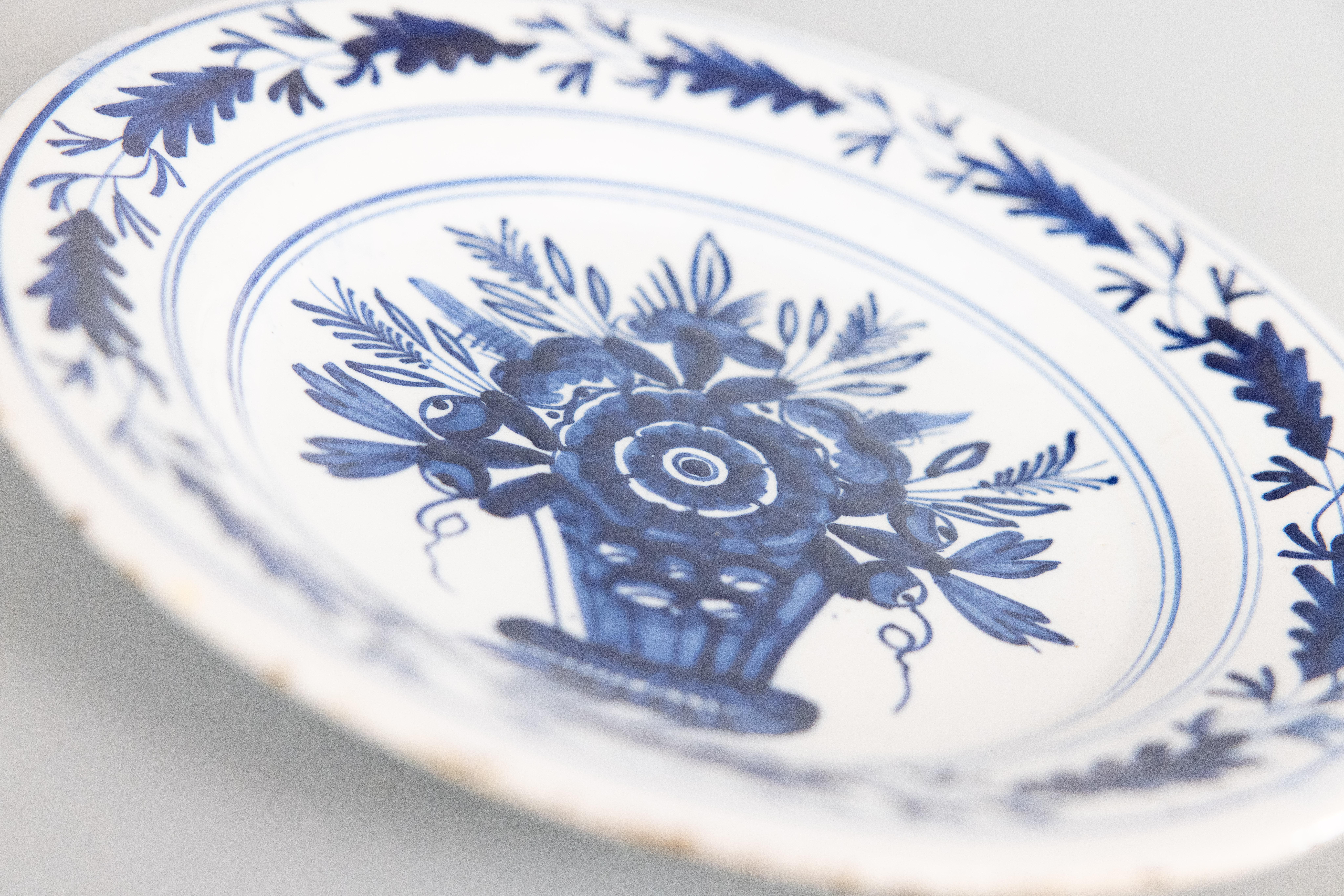 Antiguo plato floral de loza holandesa de Delft del siglo XVIII Holandés en venta