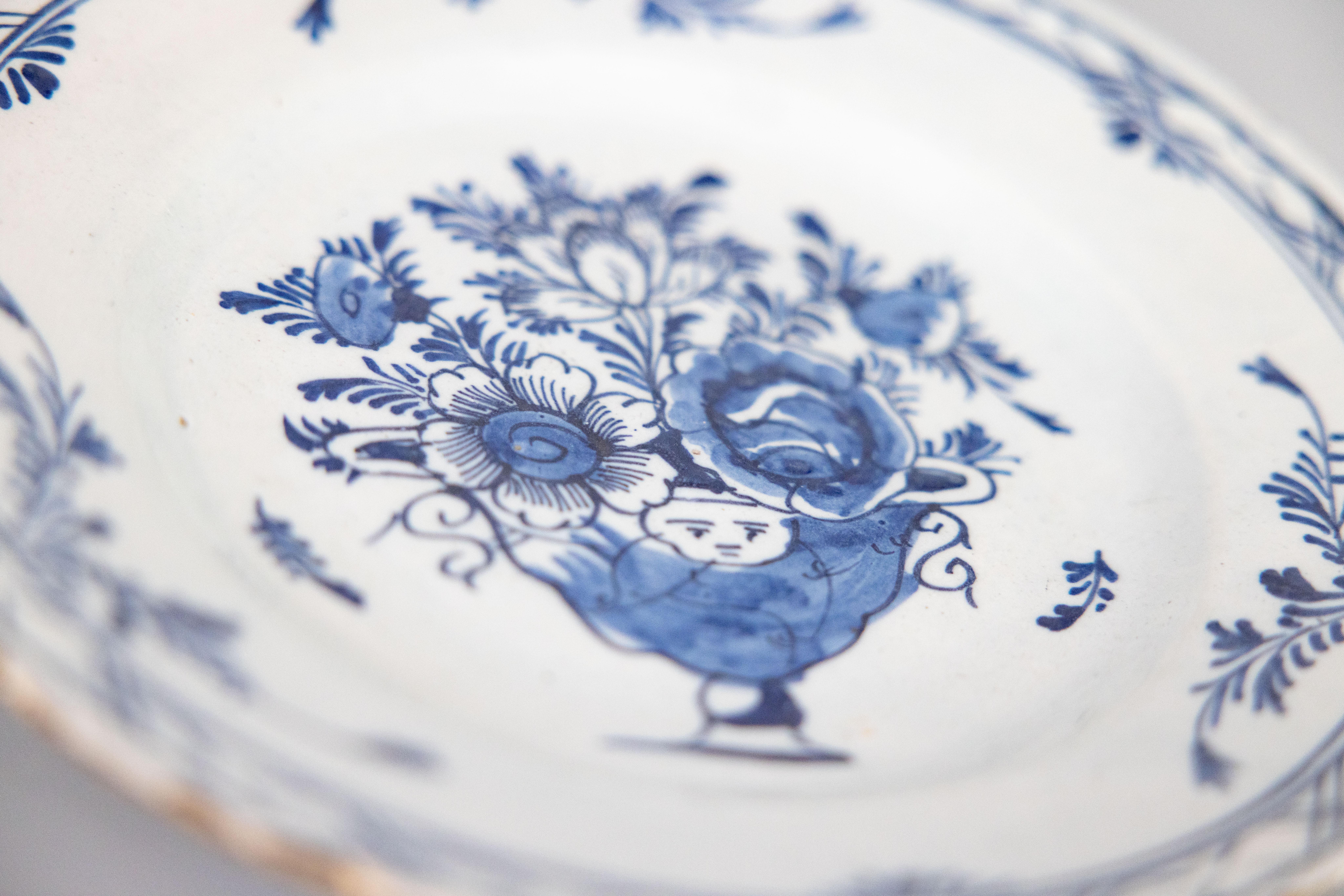 Antiguo plato floral de loza holandesa de Delft del siglo XVIII Pintado a mano en venta