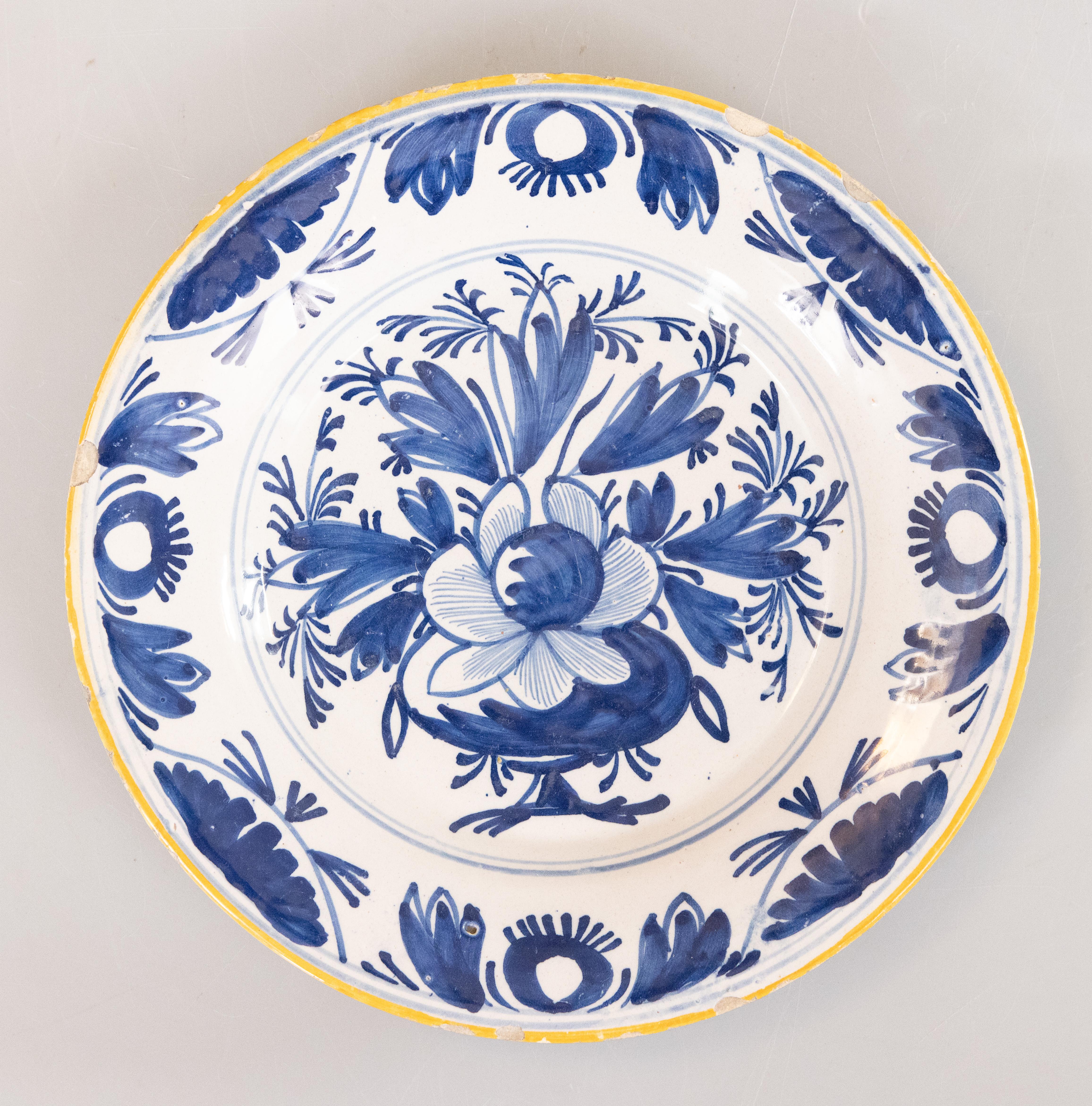 Antiguo plato floral de loza holandesa de Delft del siglo XVIII en Bueno estado para la venta en Pearland, TX