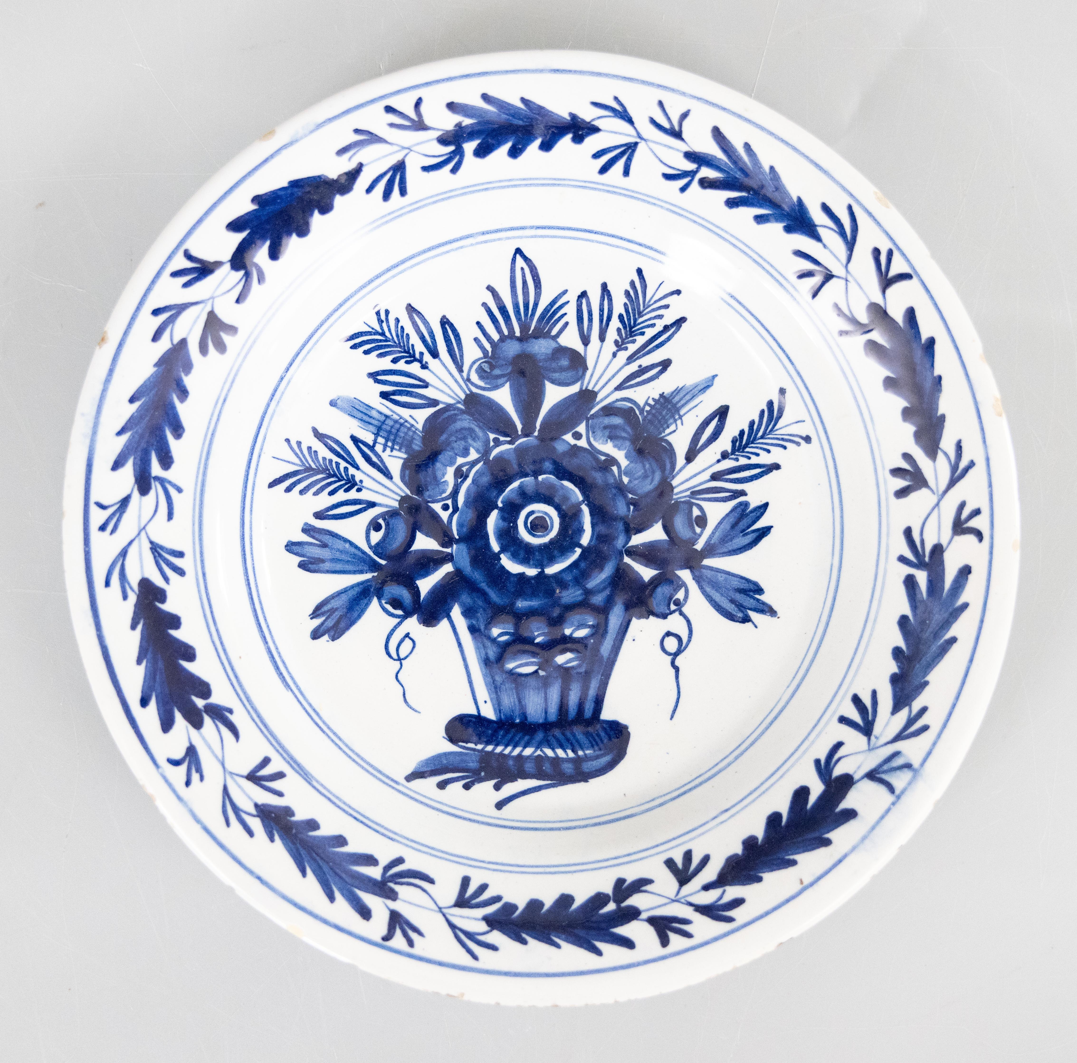 Antiguo plato floral de loza holandesa de Delft del siglo XVIII en Bueno estado para la venta en Pearland, TX