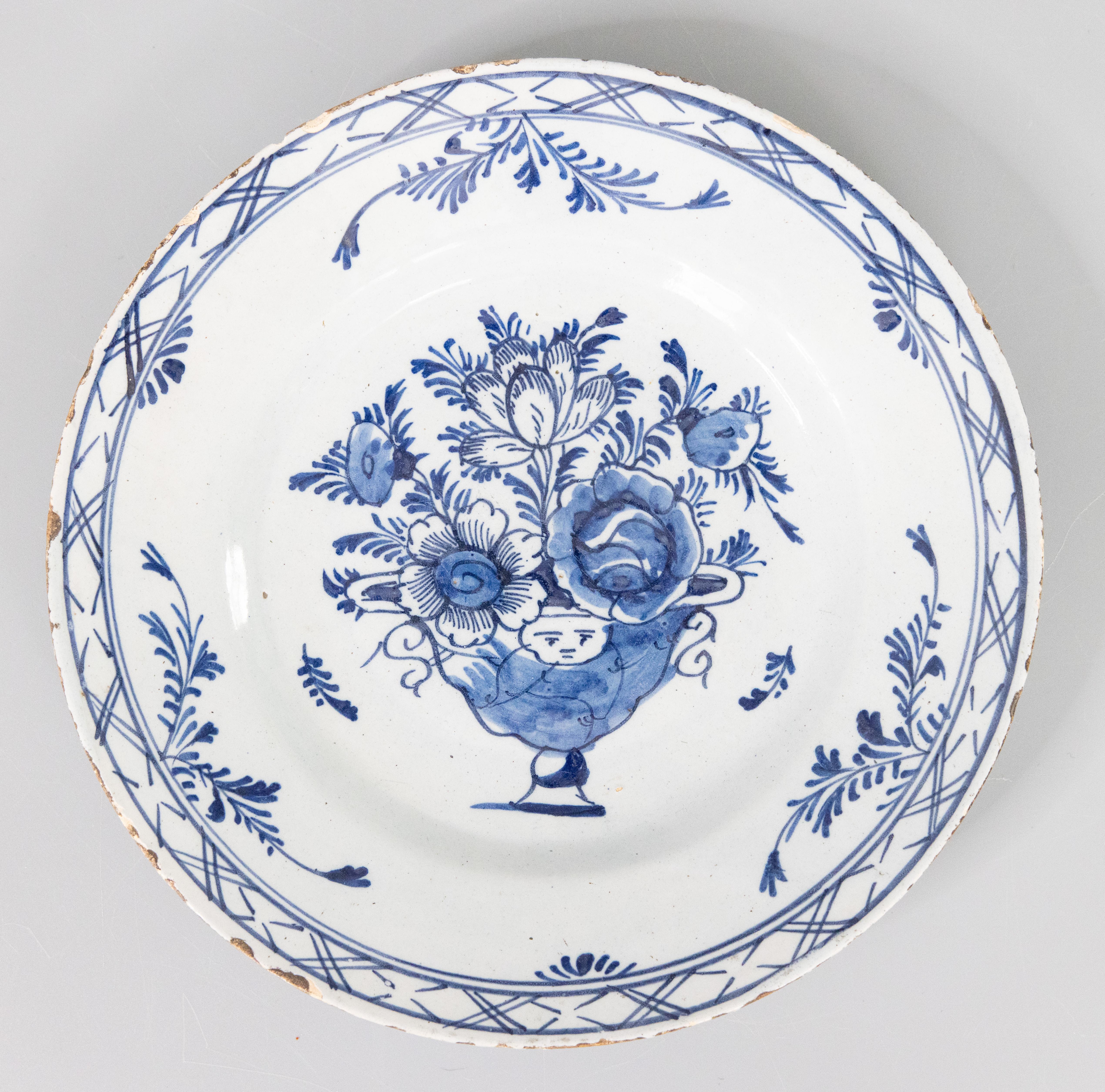 Antiguo plato floral de loza holandesa de Delft del siglo XVIII siglo XVIII y antes en venta