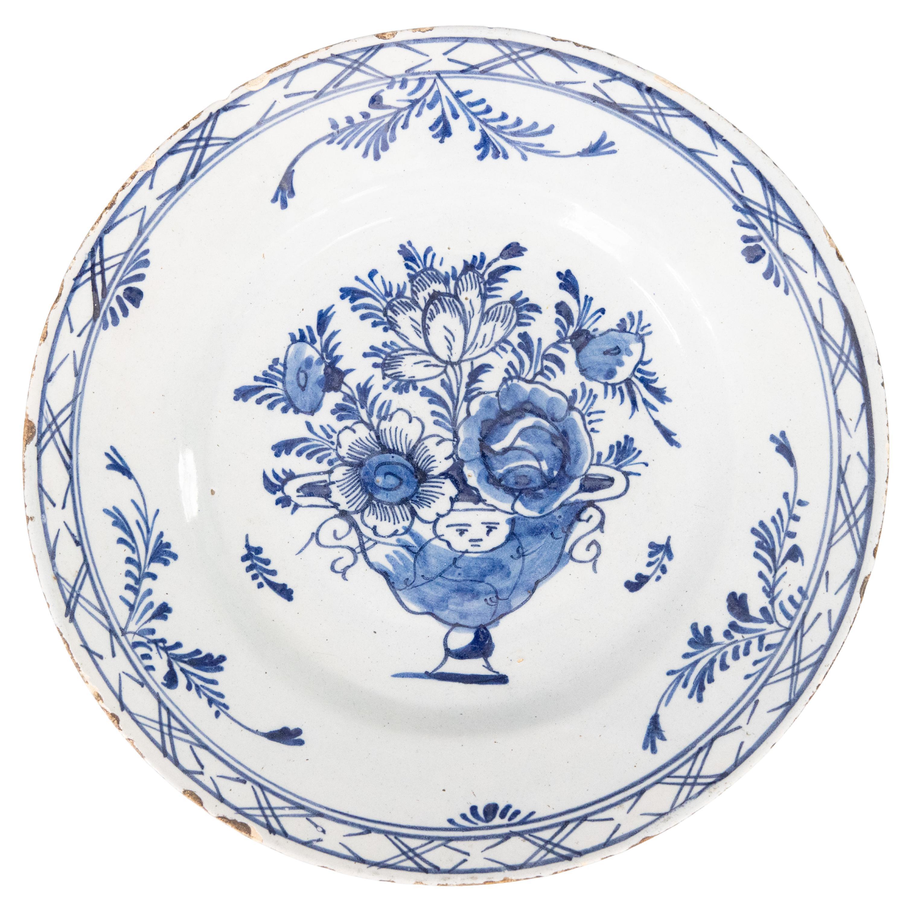 Antiguo plato floral de loza holandesa de Delft del siglo XVIII