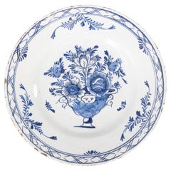 Antiguo plato floral de loza holandesa de Delft del siglo XVIII