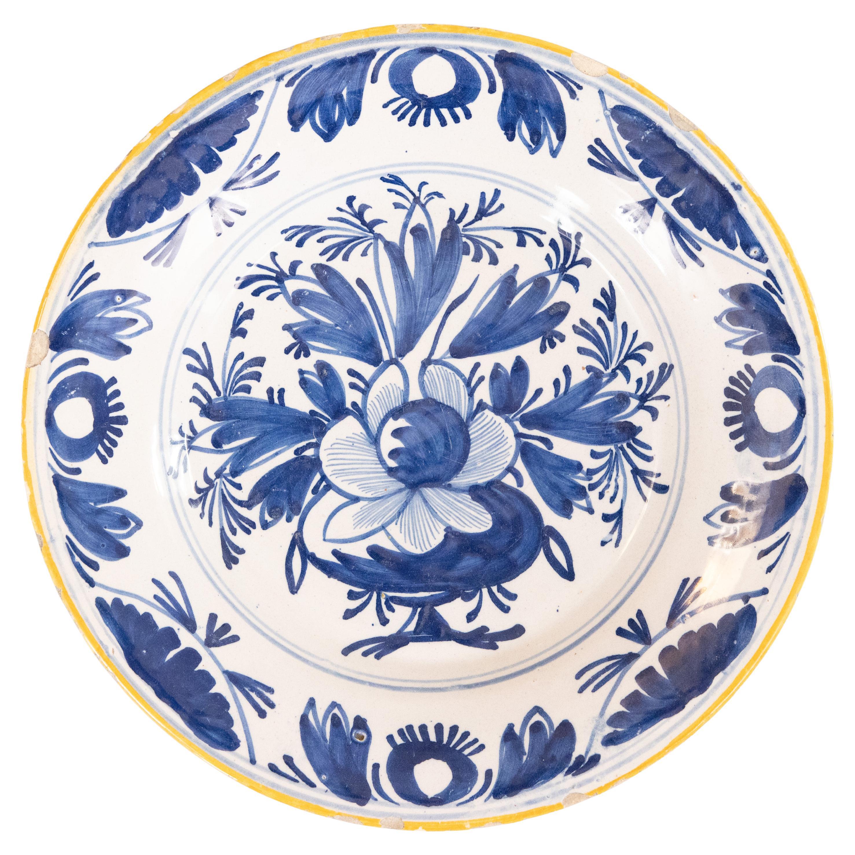 Antiguo plato floral de loza holandesa de Delft del siglo XVIII