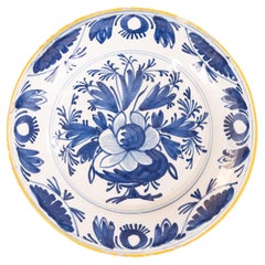 Antiguo plato floral de loza holandesa de Delft del siglo XVIII