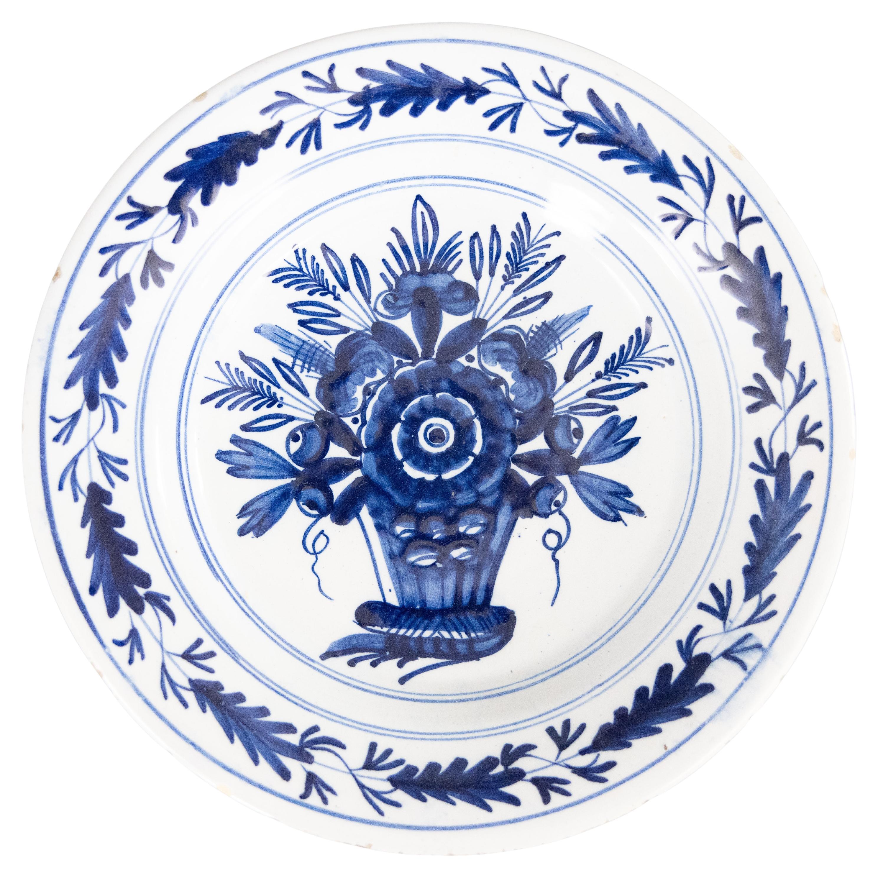 Antiguo plato floral de loza holandesa de Delft del siglo XVIII