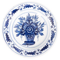 Antiguo plato floral de loza holandesa de Delft del siglo XVIII