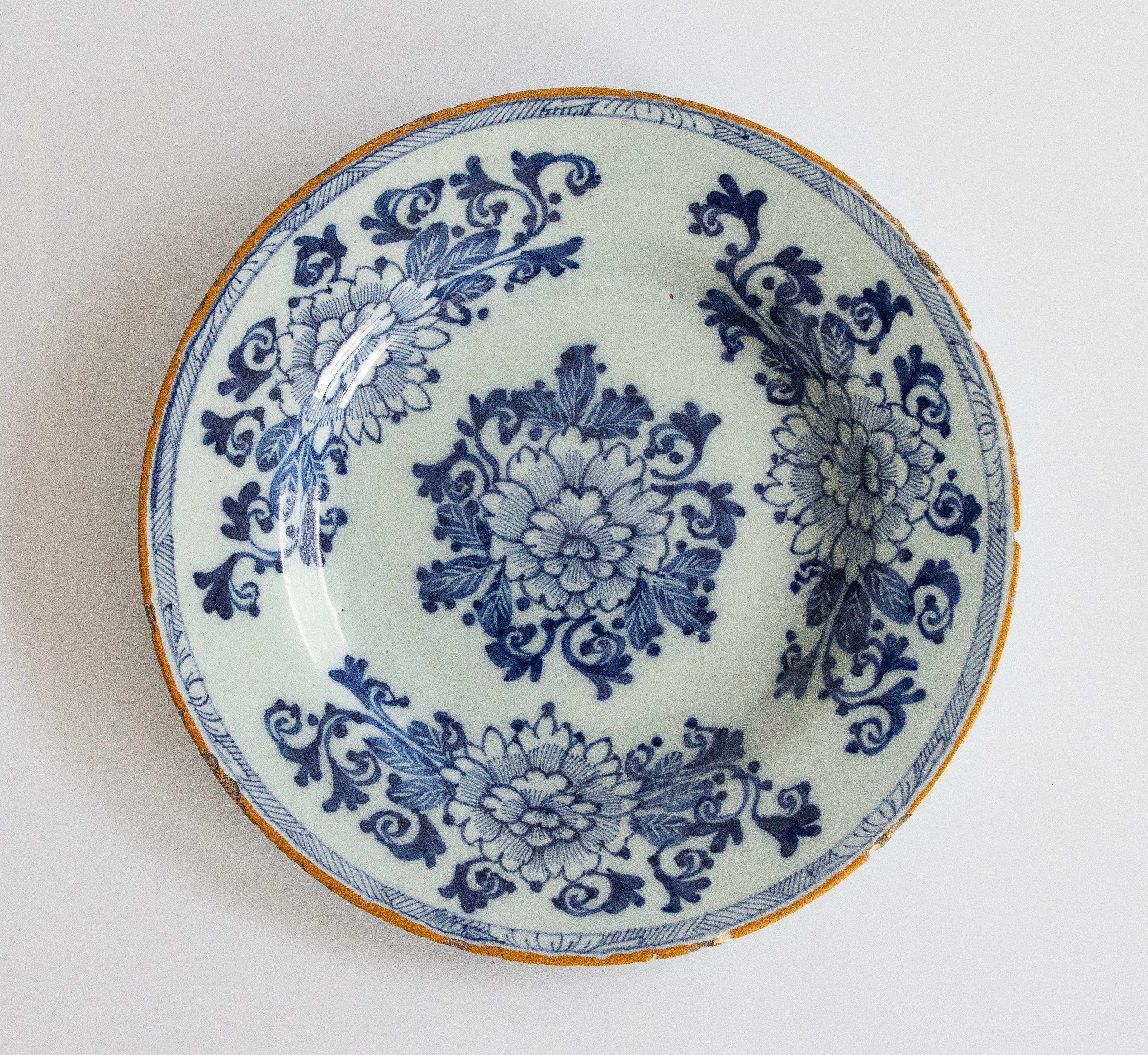 A pair of lovely antique 18th-Century Dutch Delft faience hand painted floral plates in vibrant cobalt blue and white with a yellow gold rim. Maker's mark on reverse. De Porceleyne Bijl.

Dimensions
8.75ʺW × 1ʺD × 8.75ʺH
