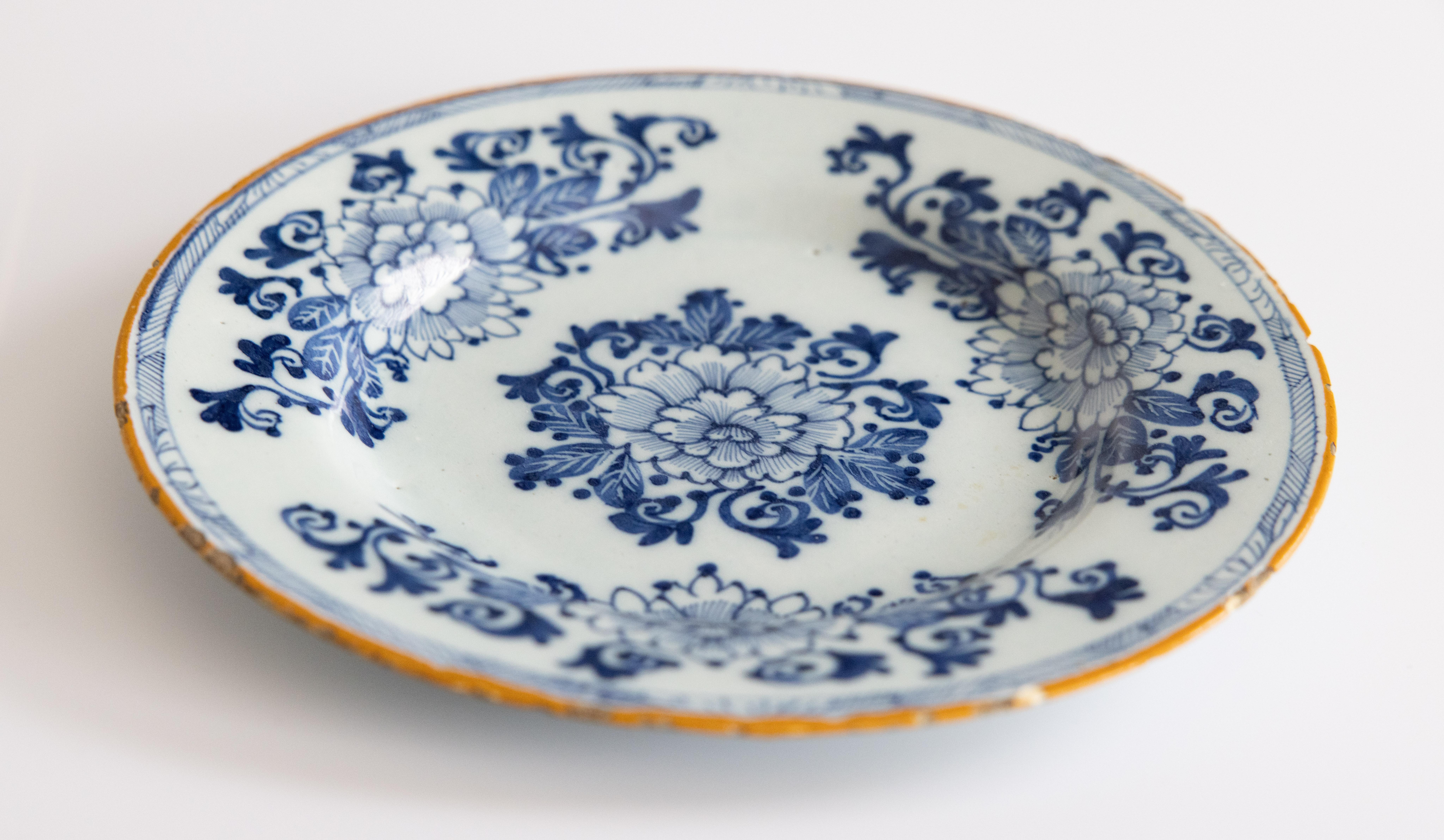 Fired Pair of 18th Century Dutch Delft Faience Floral Plates For Sale