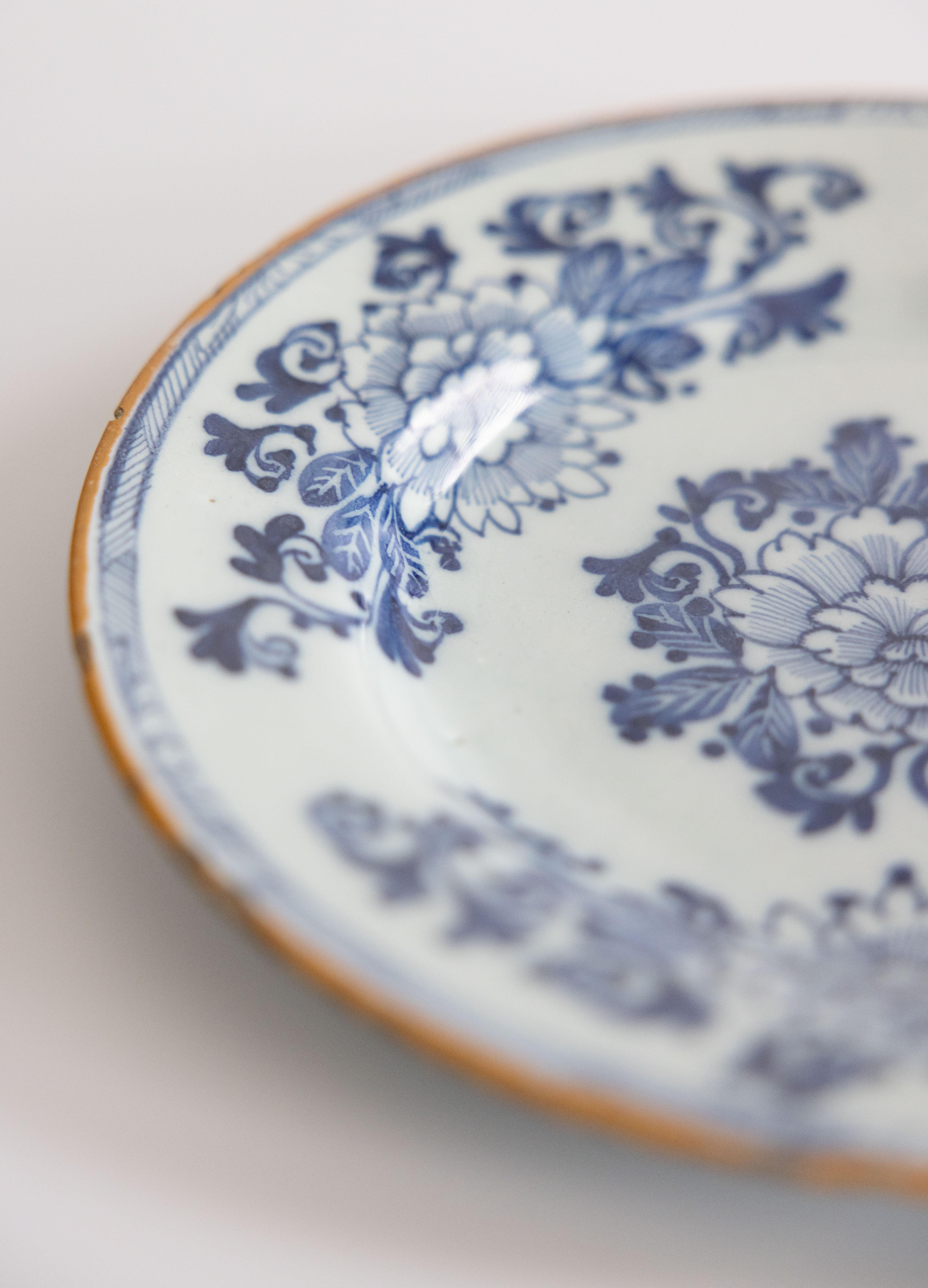 Pair of 18th Century Dutch Delft Faience Floral Plates In Good Condition For Sale In Pearland, TX