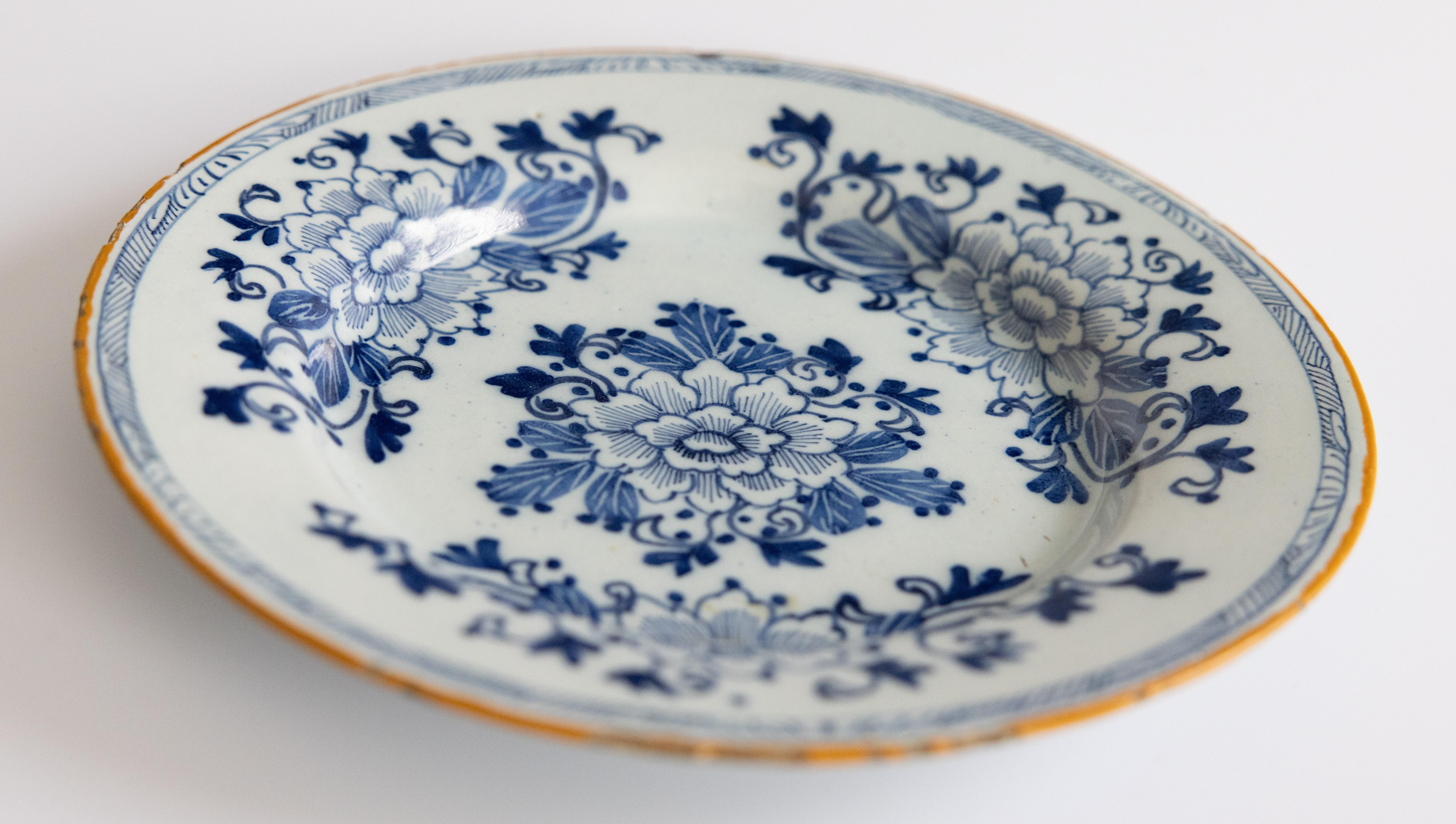 Pair of 18th Century Dutch Delft Faience Floral Plates For Sale 2