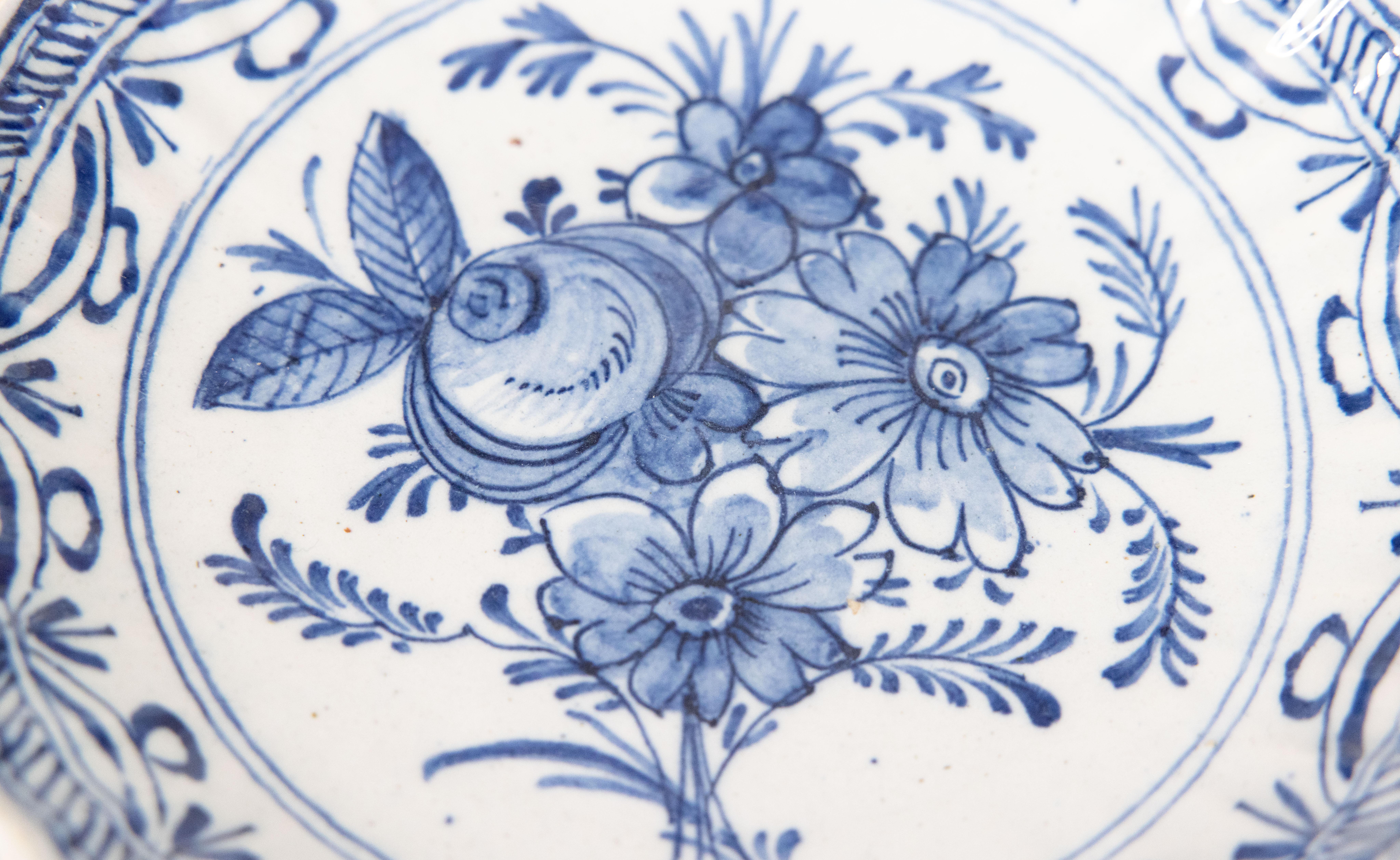 Precioso plato floral antiguo de loza holandesa de Delft del siglo XVIII con un raro borde festoneado. Este precioso plato tiene un centro de ramo de flores pintado a mano con un borde decorativo y delicados bordes con volantes y diseño acanalado en