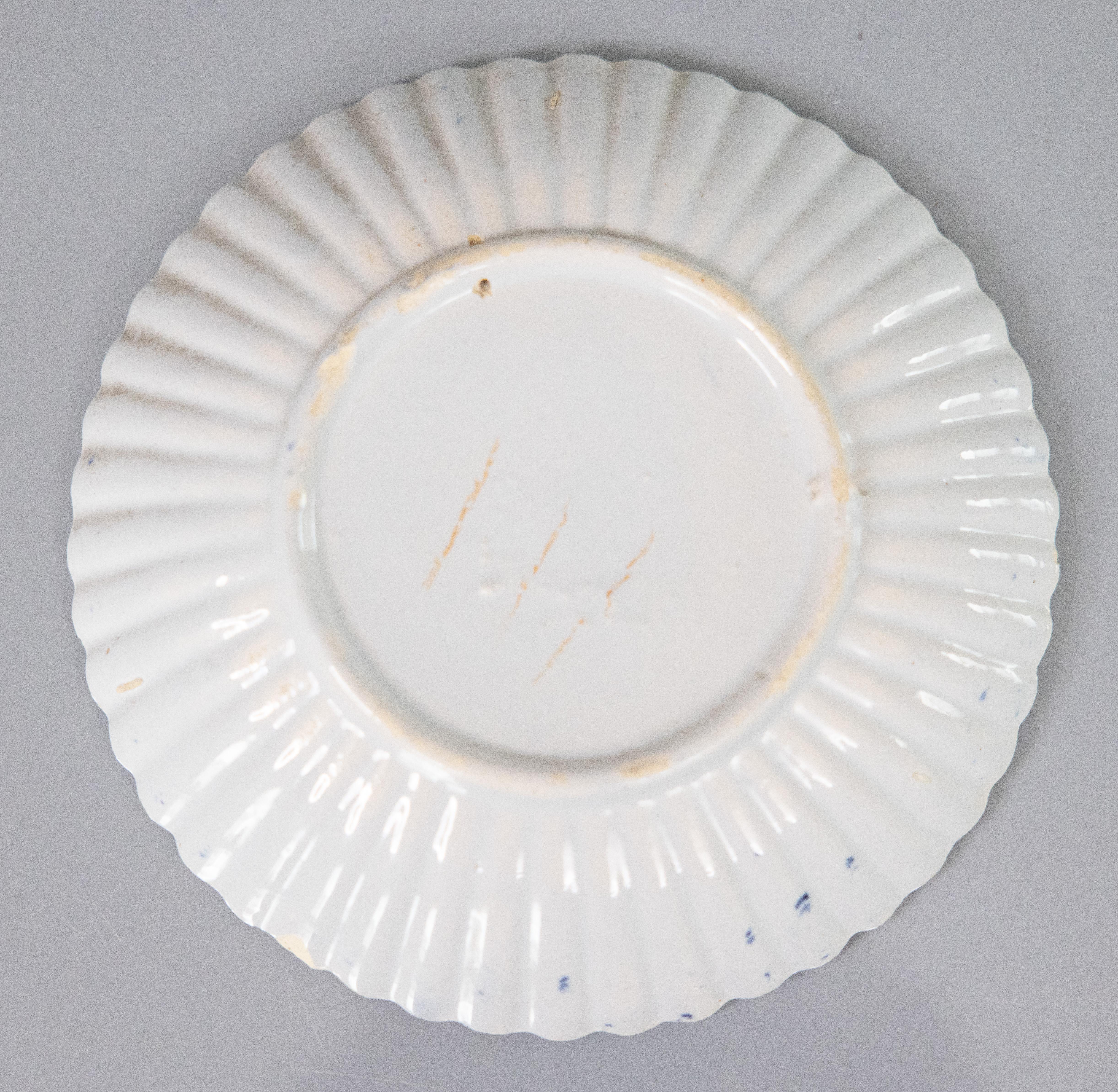 Antiguo plato floral con volantes de loza holandesa de Delft del siglo XVIII Holandés en venta