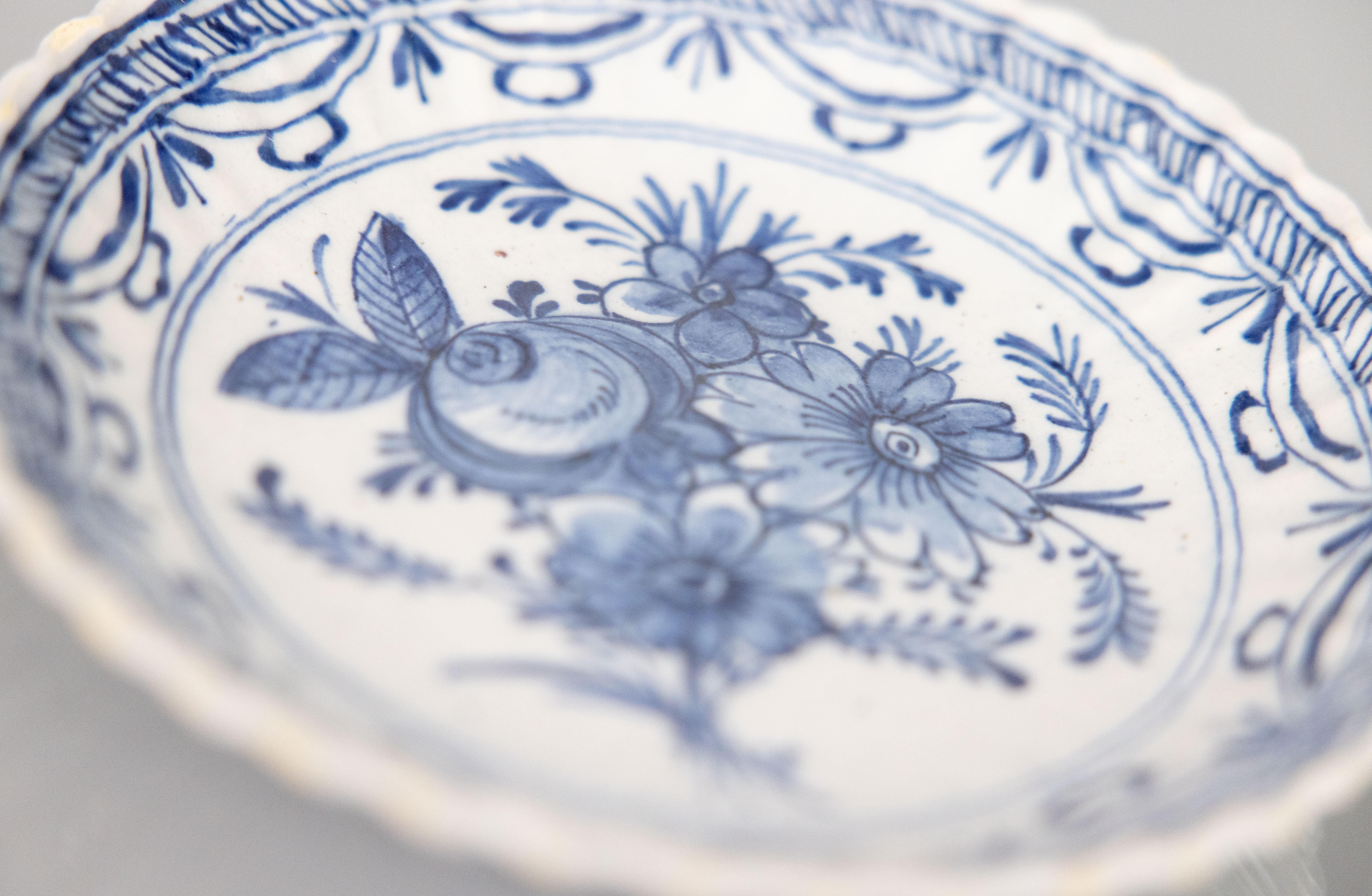 Antiguo plato floral con volantes de loza holandesa de Delft del siglo XVIII en Bueno estado para la venta en Pearland, TX