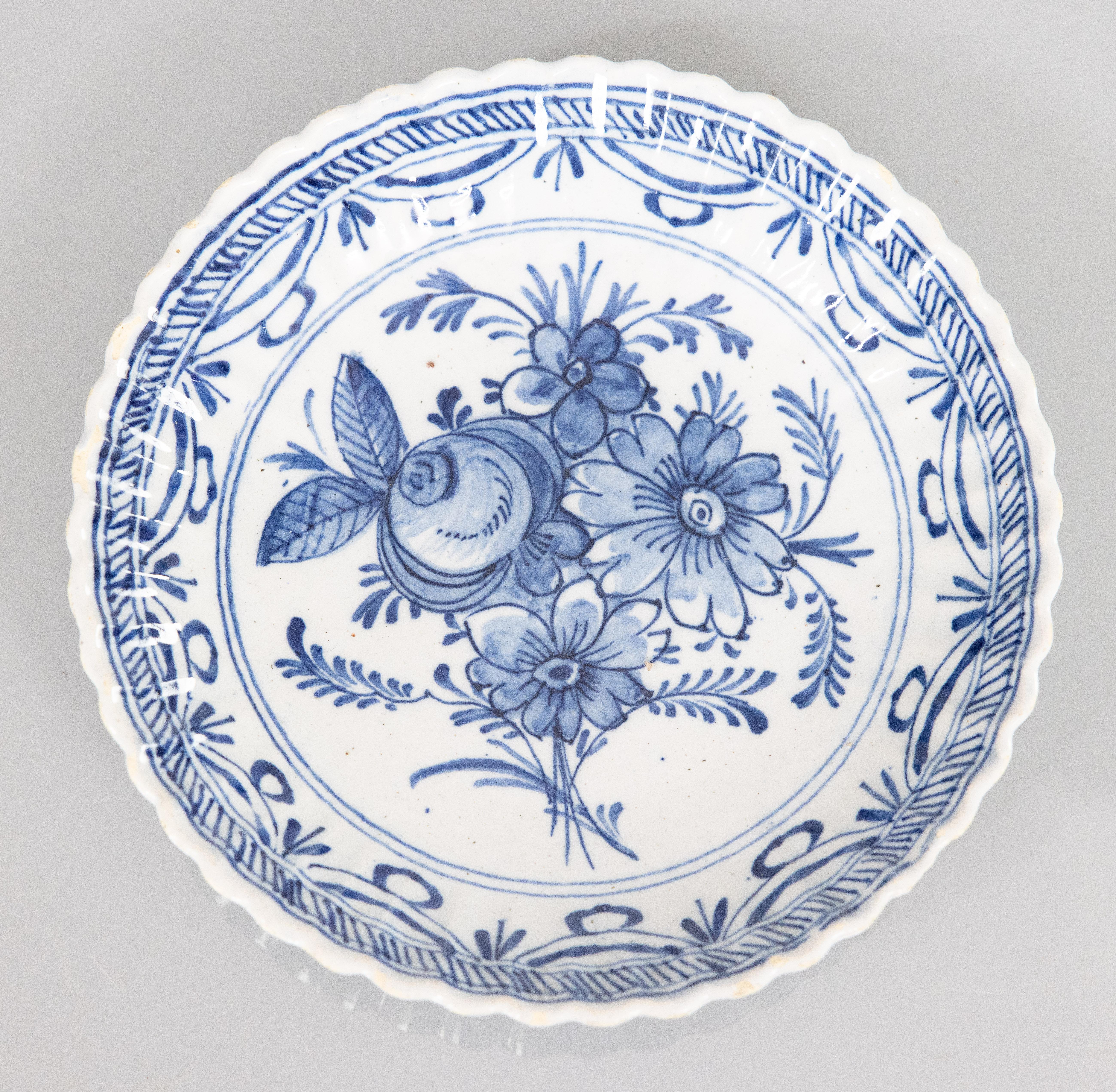 Antiguo plato floral con volantes de loza holandesa de Delft del siglo XVIII siglo XVIII y antes en venta