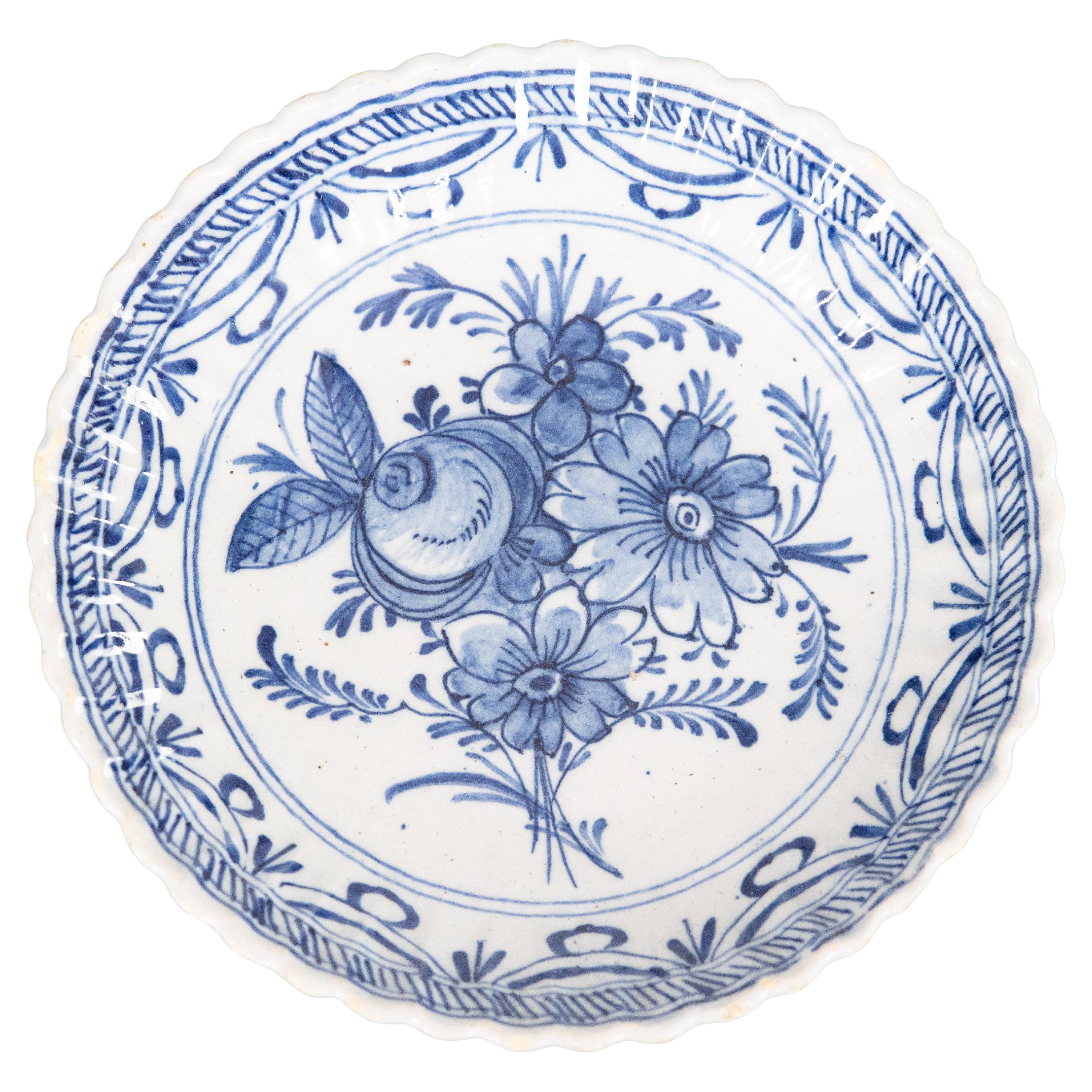 Antiguo plato floral con volantes de loza holandesa de Delft del siglo XVIII en venta