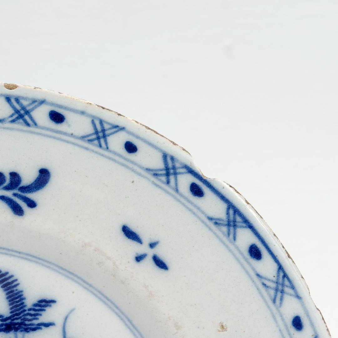 Antiker niederländischer Delfter Teller des 18. Jahrhunderts mit Chinoiserie-Dekoration im Angebot 3