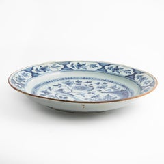 Niederländischer Delft-Teller des 18. Jahrhunderts mit Chinoiserien-Dekoration