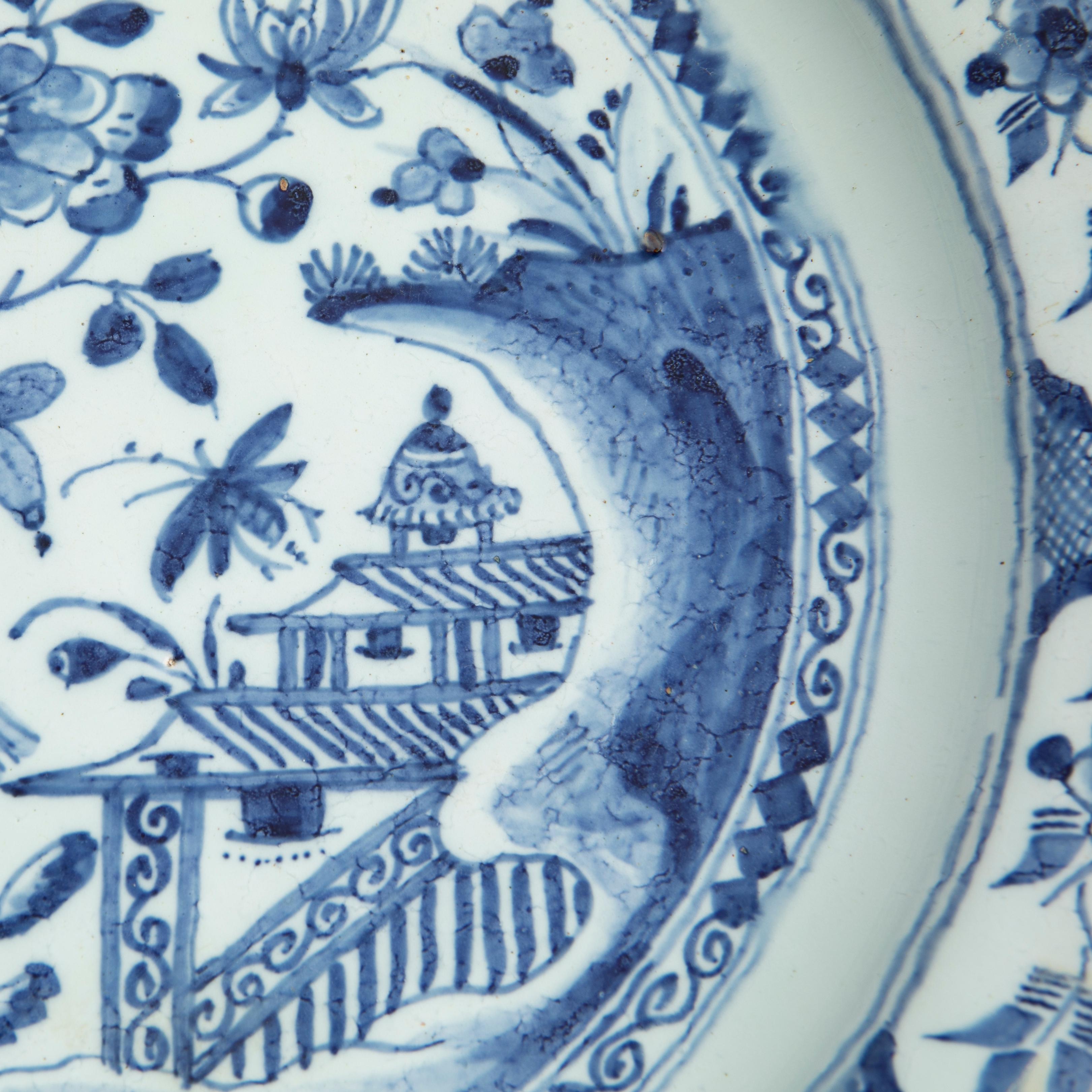 Vernissé Assiette Delft hollandaise du 18e siècle avec décor de Chinoiseries en vente