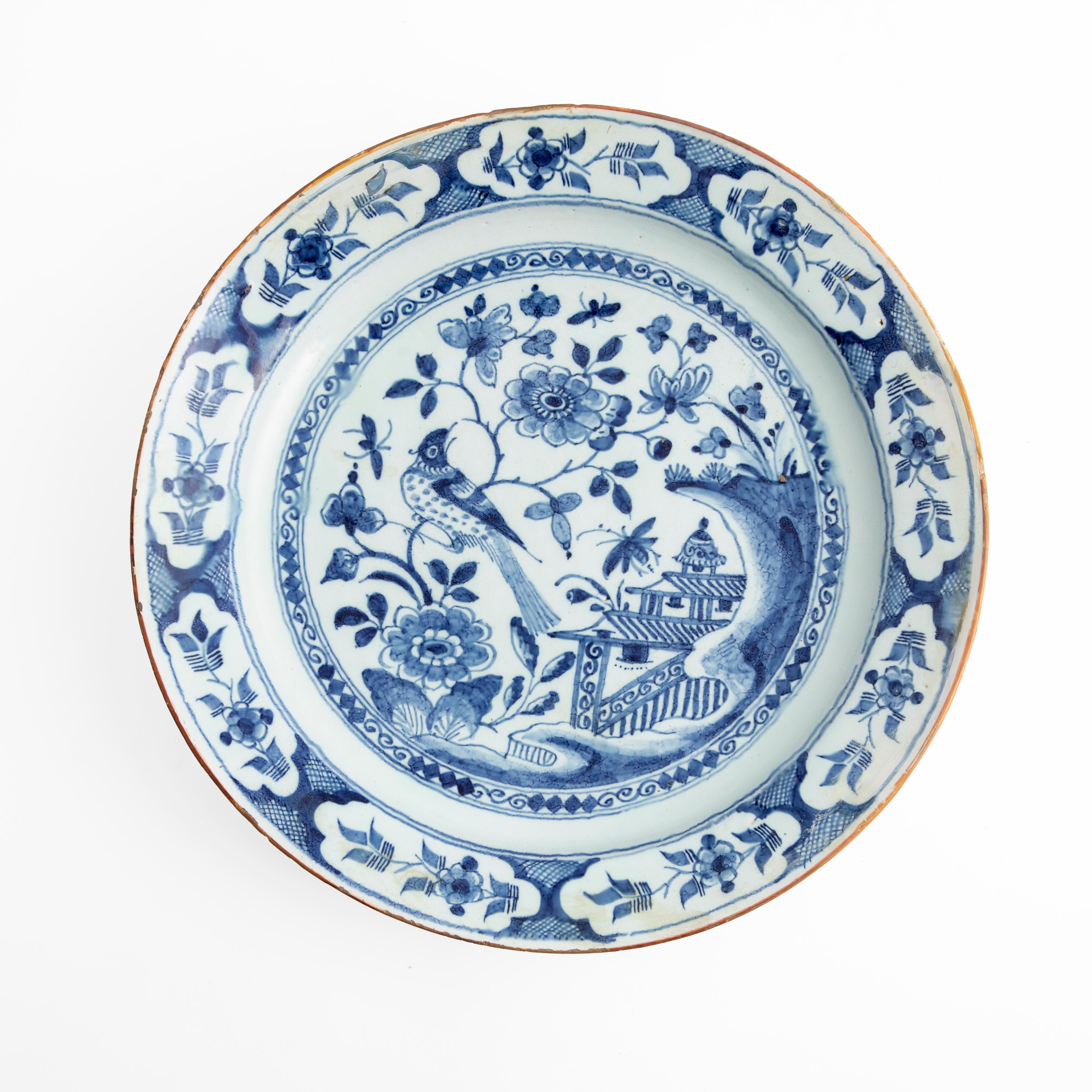 Niederländischer Delft-Teller des 18. Jahrhunderts mit Chinoiserien-Dekoration (Delfter Blau) im Angebot