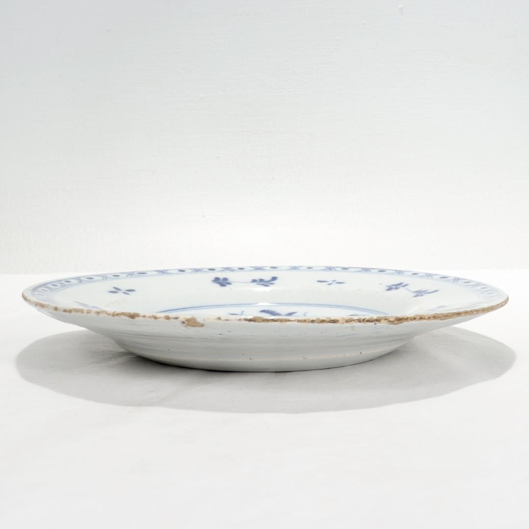 Ancienne assiette néerlandaise en faïence de Delft du 18ème siècle avec décoration de chinoiseries État moyen - En vente à Philadelphia, PA