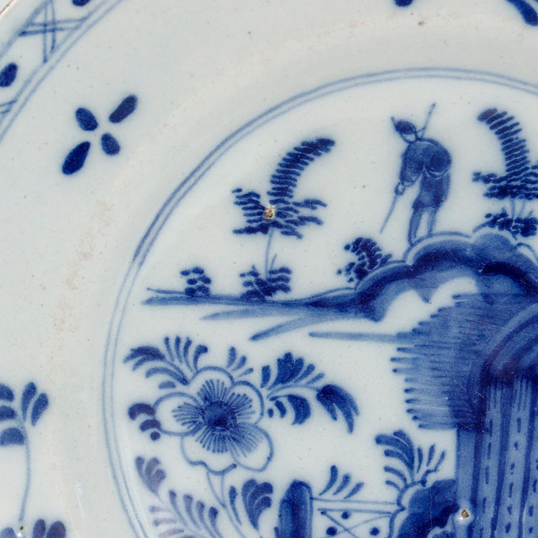Antiker niederländischer Delfter Teller des 18. Jahrhunderts mit Chinoiserie-Dekoration im Angebot 1