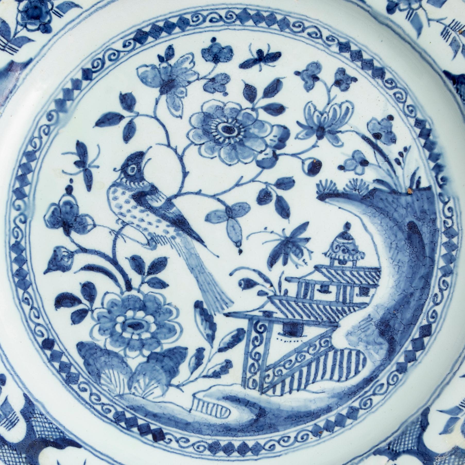 Niederländischer Delft-Teller des 18. Jahrhunderts mit Chinoiserien-Dekoration im Angebot 2