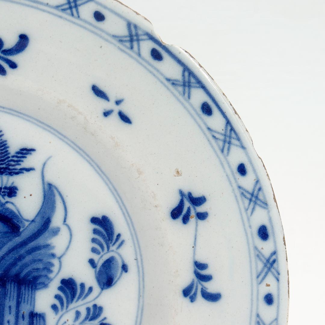 Antiker niederländischer Delfter Teller des 18. Jahrhunderts mit Chinoiserie-Dekoration im Angebot 2