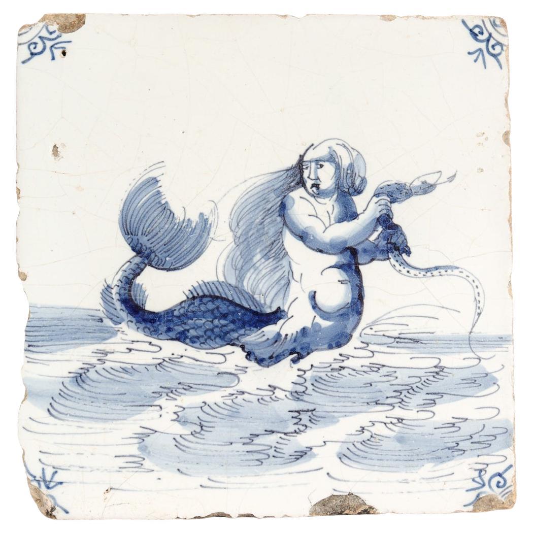 Antike holländische Delfter Fliese aus dem 18. Jahrhundert mit einer Meerjungfrau und einer Schlange