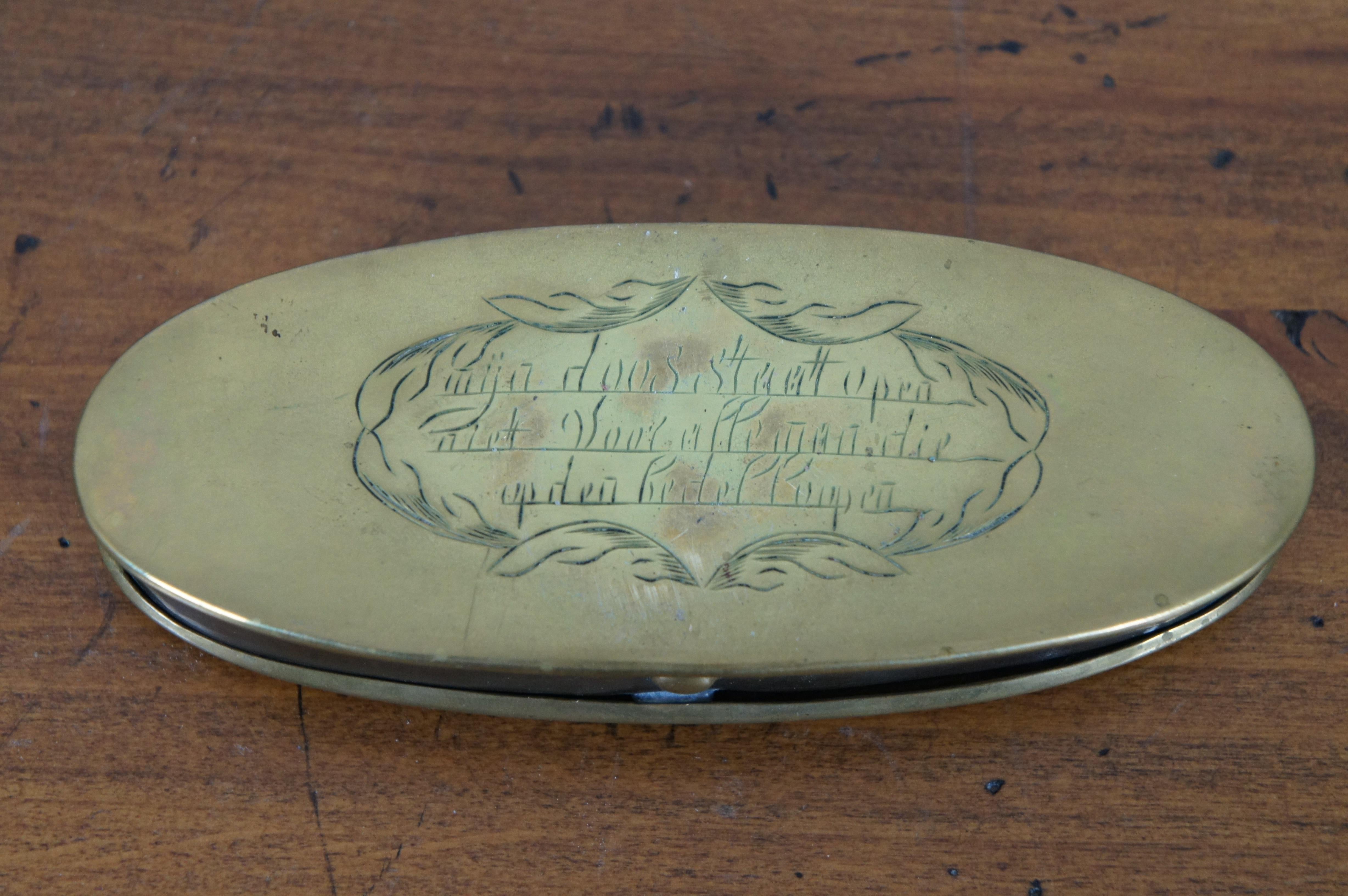 Antike niederländische geätzte ovale Tinder-Tabak-Schnupftabakdose aus Messing, 18. Jahrhundert (18. Jahrhundert und früher) im Angebot
