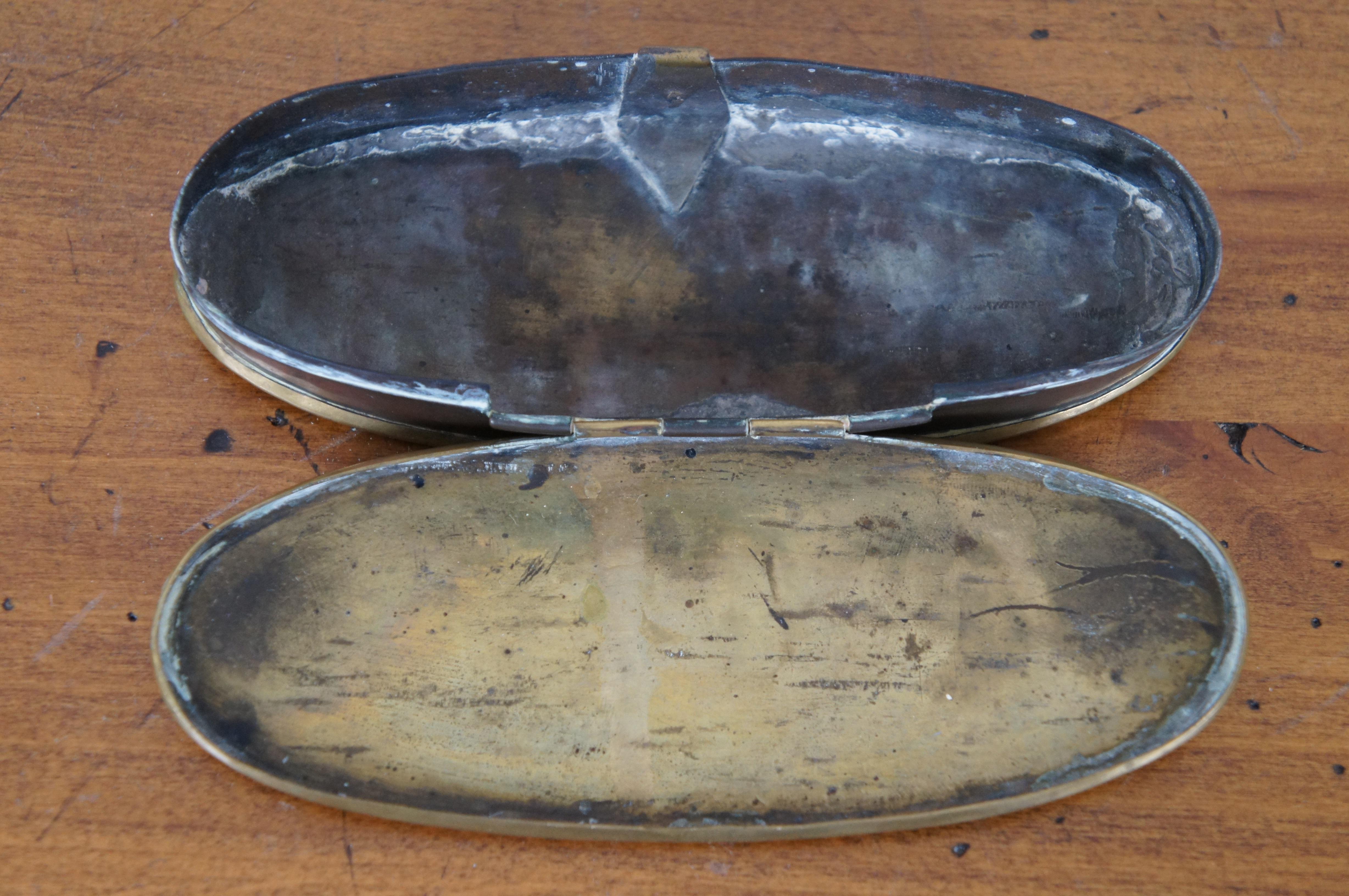Antike niederländische geätzte ovale Tinder-Tabak-Schnupftabakdose aus Messing, 18. Jahrhundert im Angebot 1