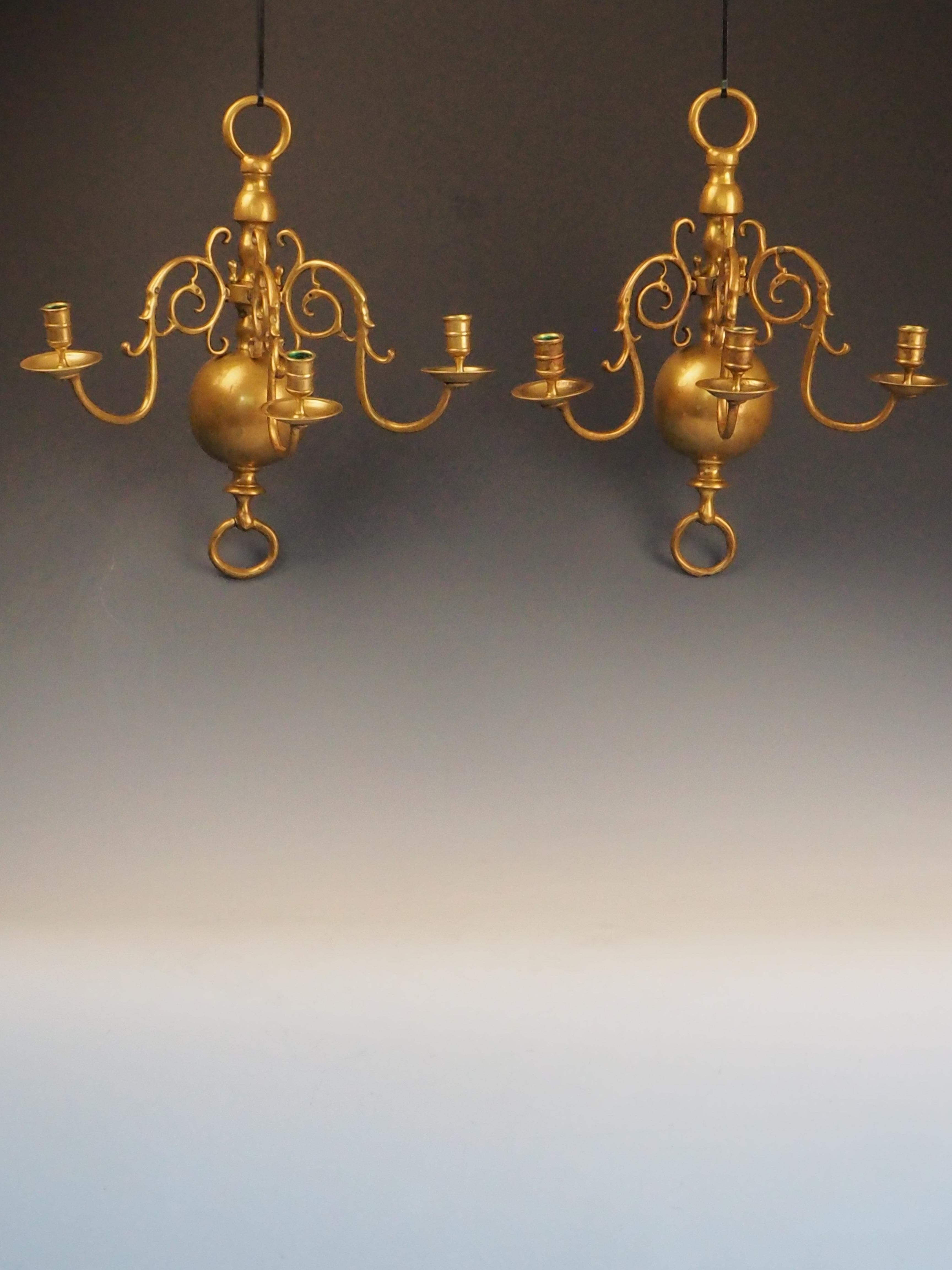 Antiguo par de apliques triples flamencos holandeses del siglo XVIII
Hacia 1730-1780  Angloholandés

Un par refinado e históricamente significativo de apliques de pared angloholandeses de latón fundido del siglo XVIII, que ejemplifican la elegancia