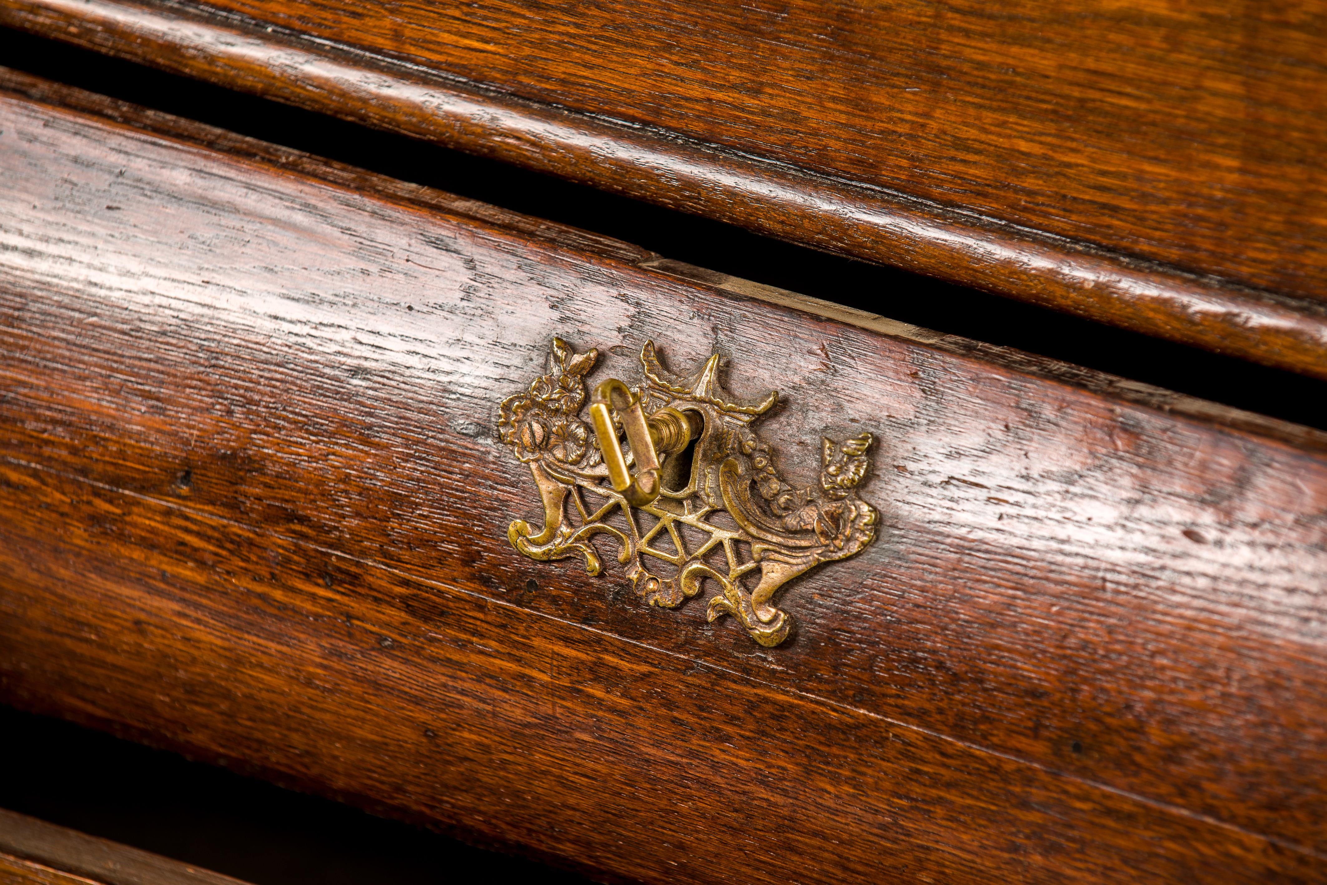 Antique 18th Century Dutch Oak Drop Front Bombe Secretary Desk Secretaire en vente 3
