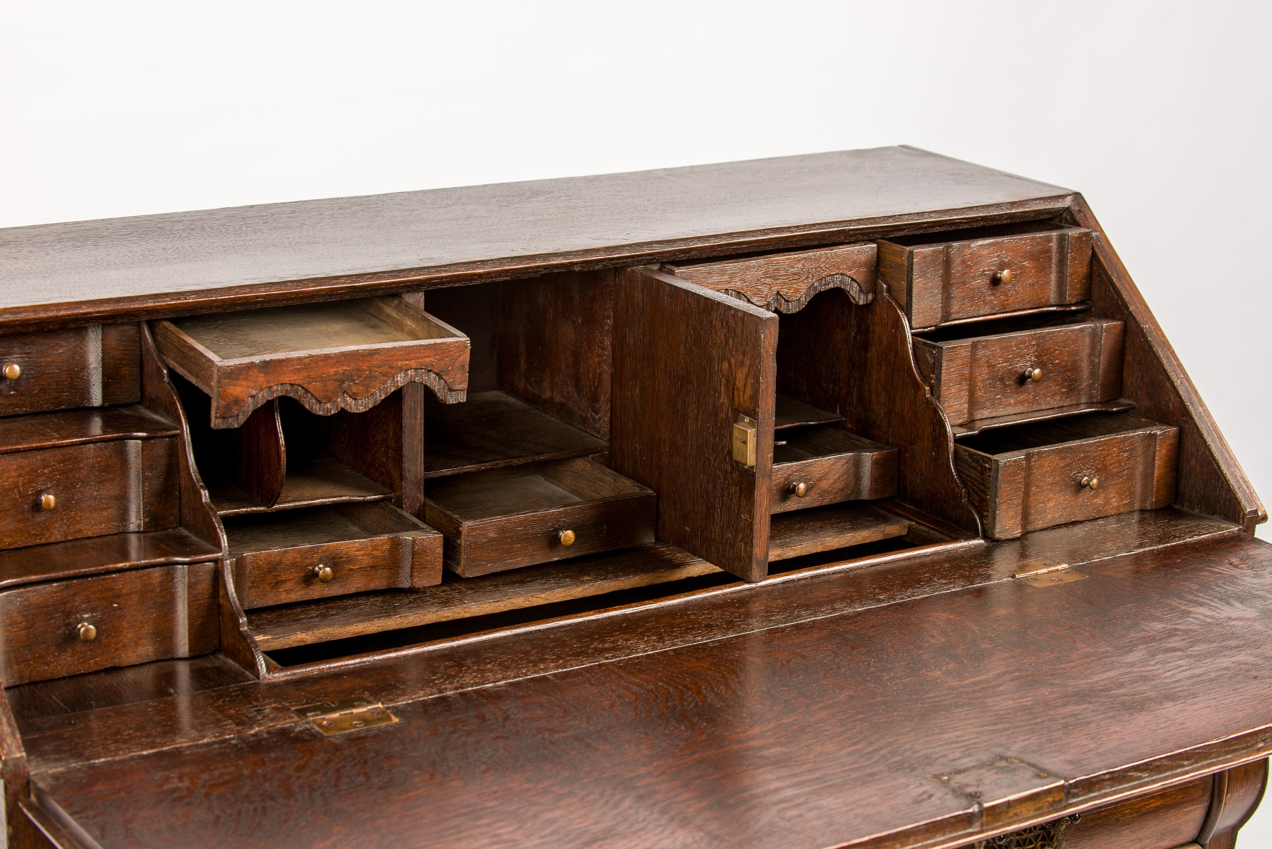 Antique 18th Century Dutch Oak Drop Front Bombe Secretary Desk Secretaire en vente 5