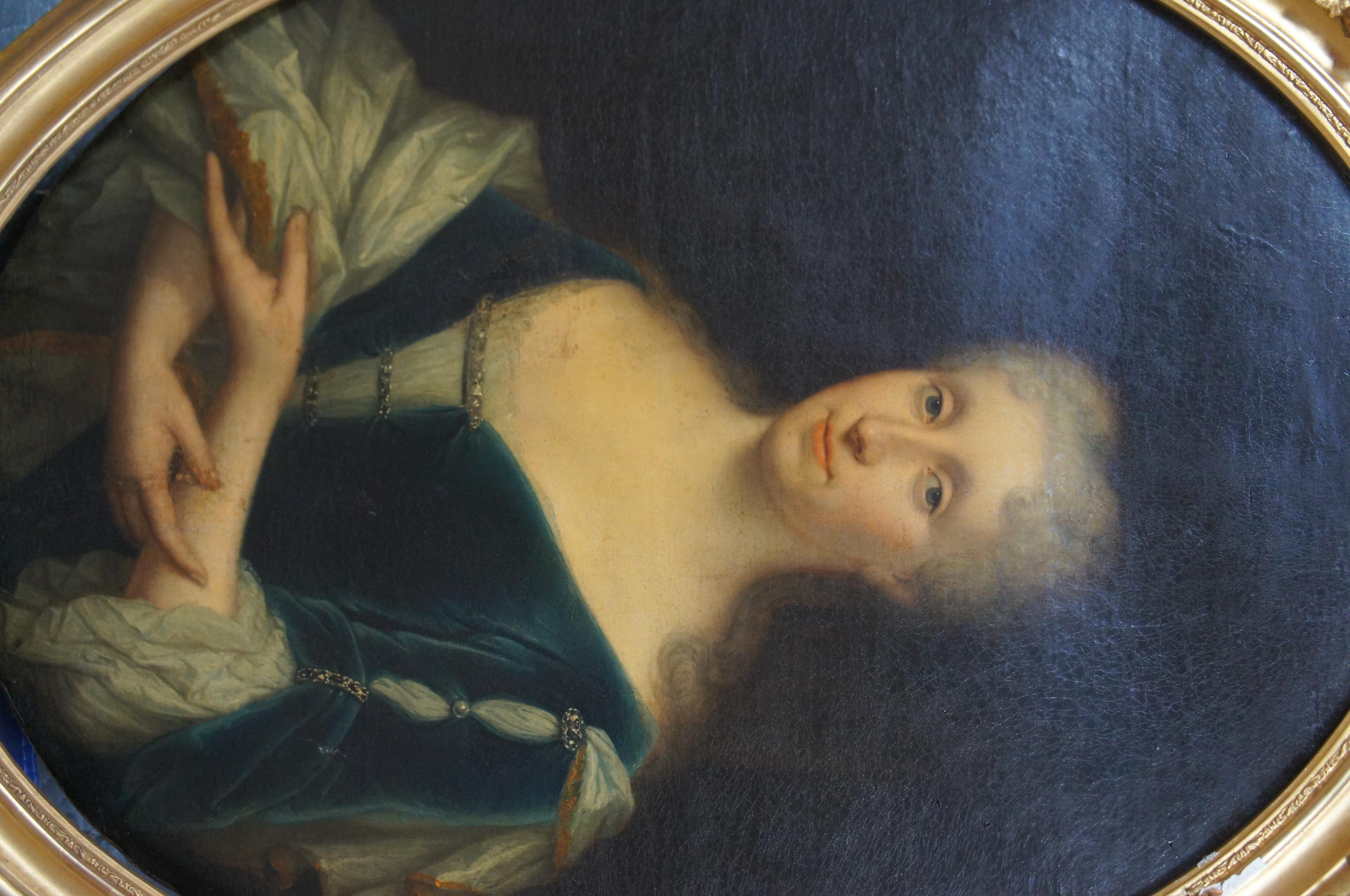Début du XVIIIe siècle Ancienne peinture à l'huile sur toile hollandaise du 18ème siècle - Portrait ovale de femme assise - 40 po. en vente