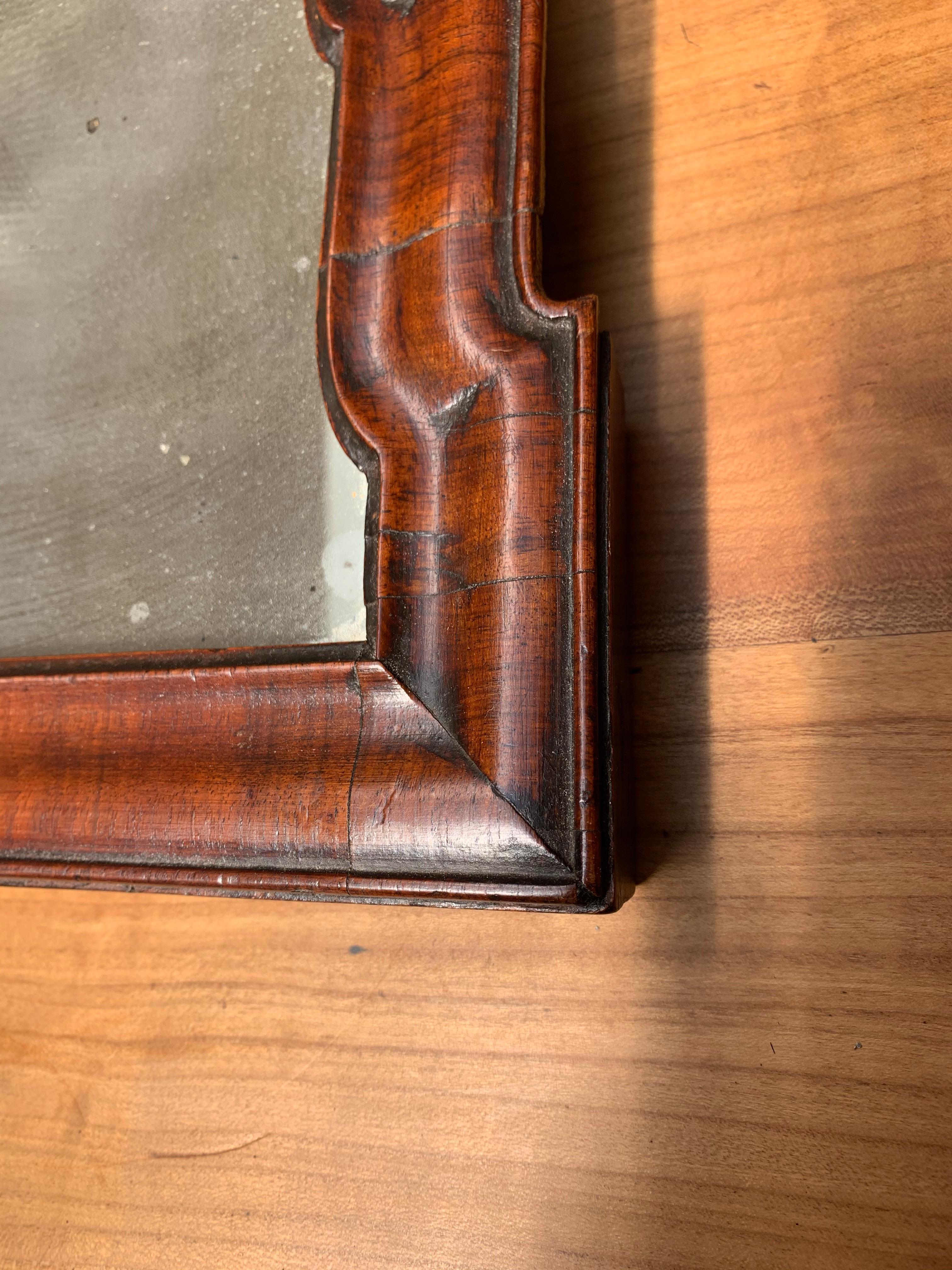 Miroir mural ancien de style Queen Ann hollandais du 18ème siècle dans un cadre en bois de noyer foncé en vente 8