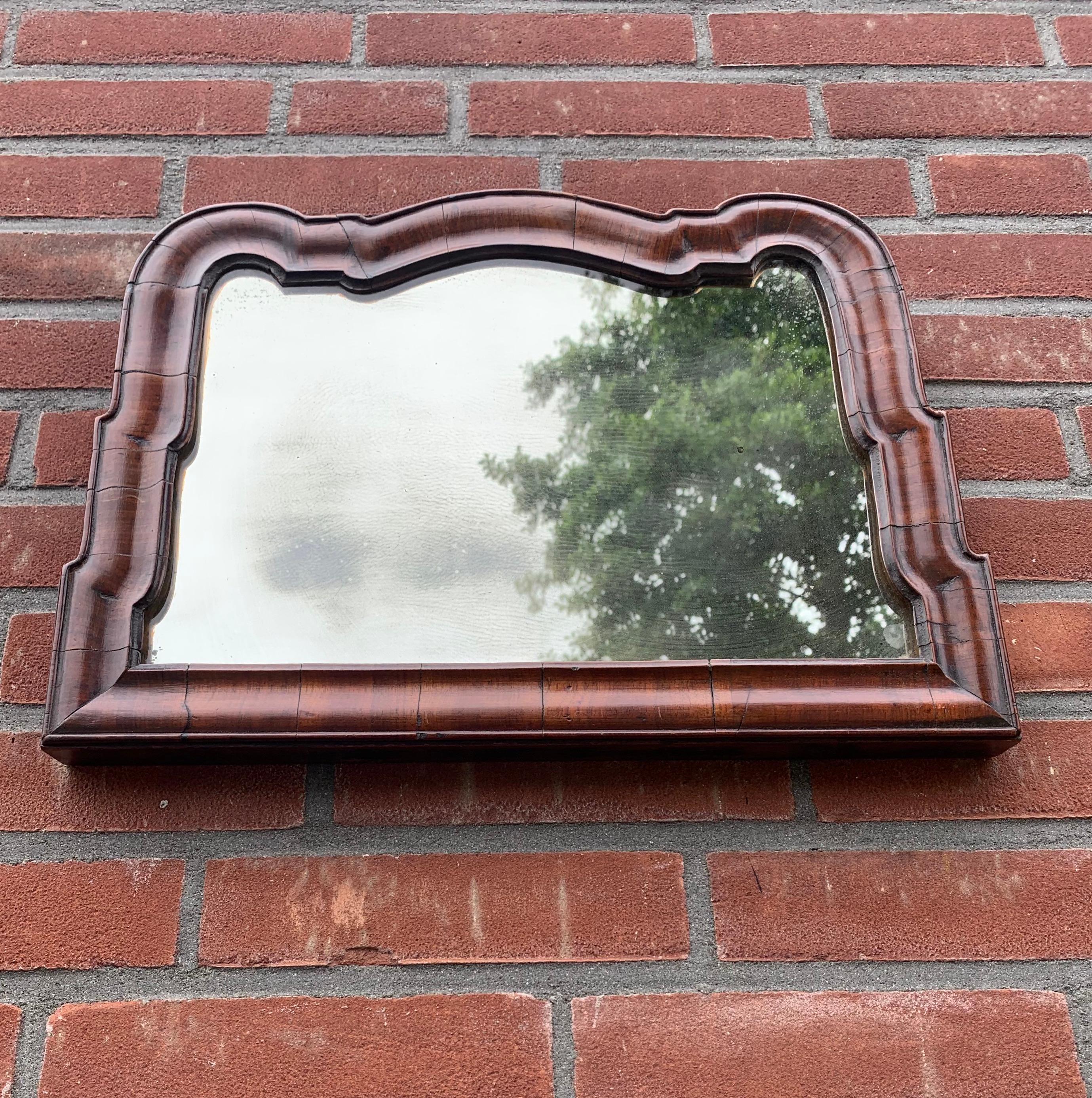 XVIIIe siècle et antérieur Miroir mural ancien de style Queen Ann hollandais du 18ème siècle dans un cadre en bois de noyer foncé en vente