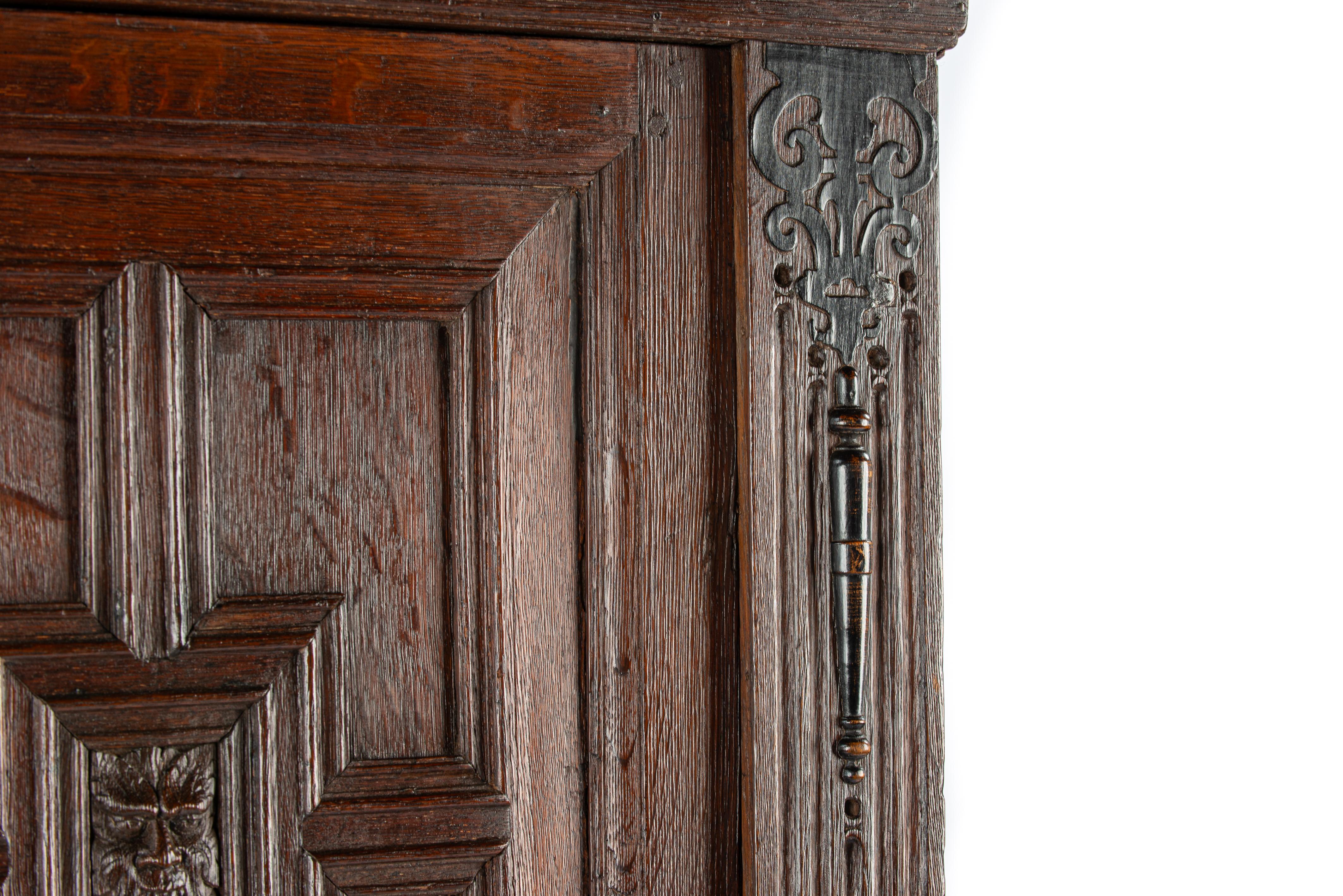 Ancienne armoire à deux portes en chêne brun chaud de la Renaissance hollandaise du 18e siècle en vente 4