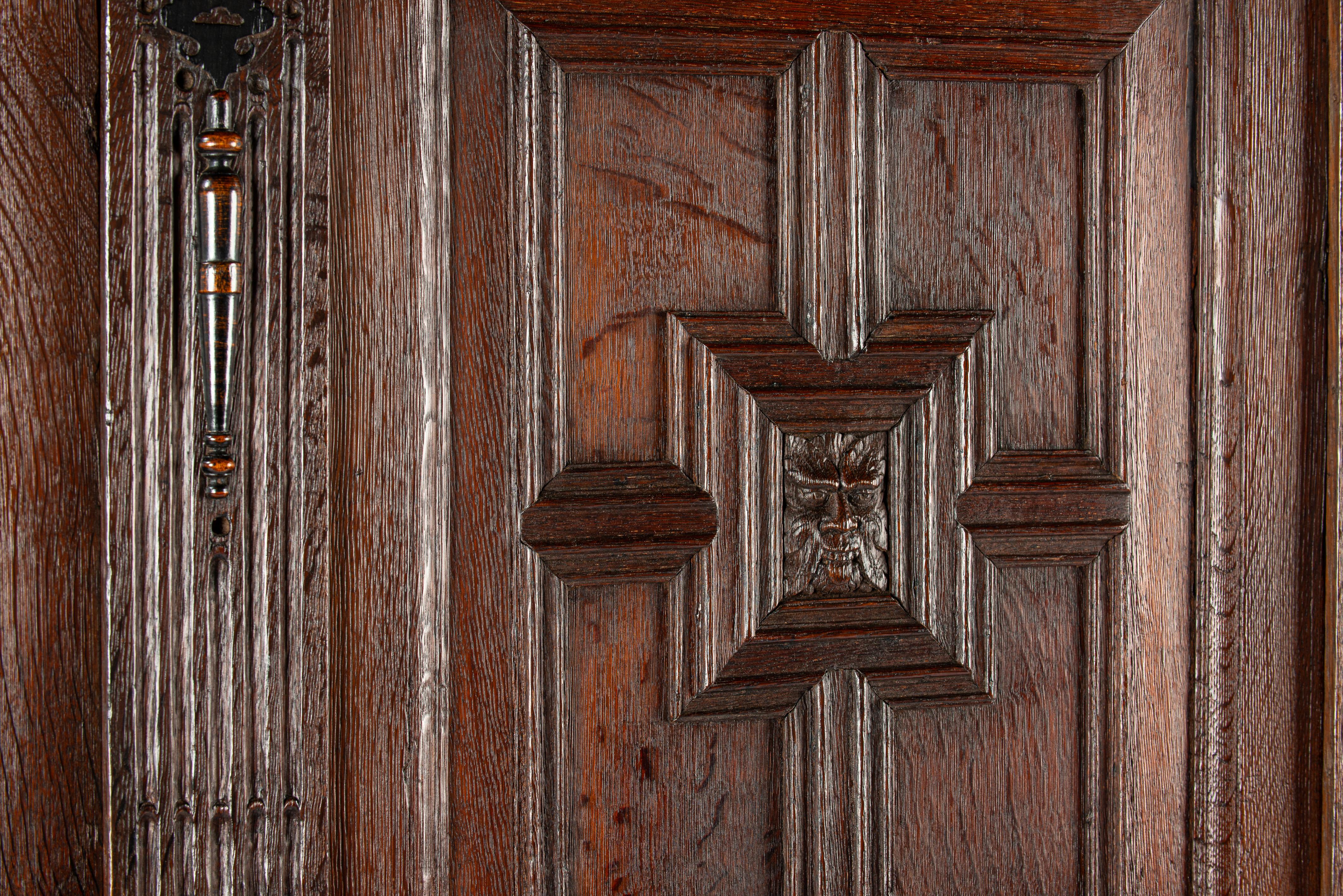 Ancienne armoire à deux portes en chêne brun chaud de la Renaissance hollandaise du 18e siècle en vente 5