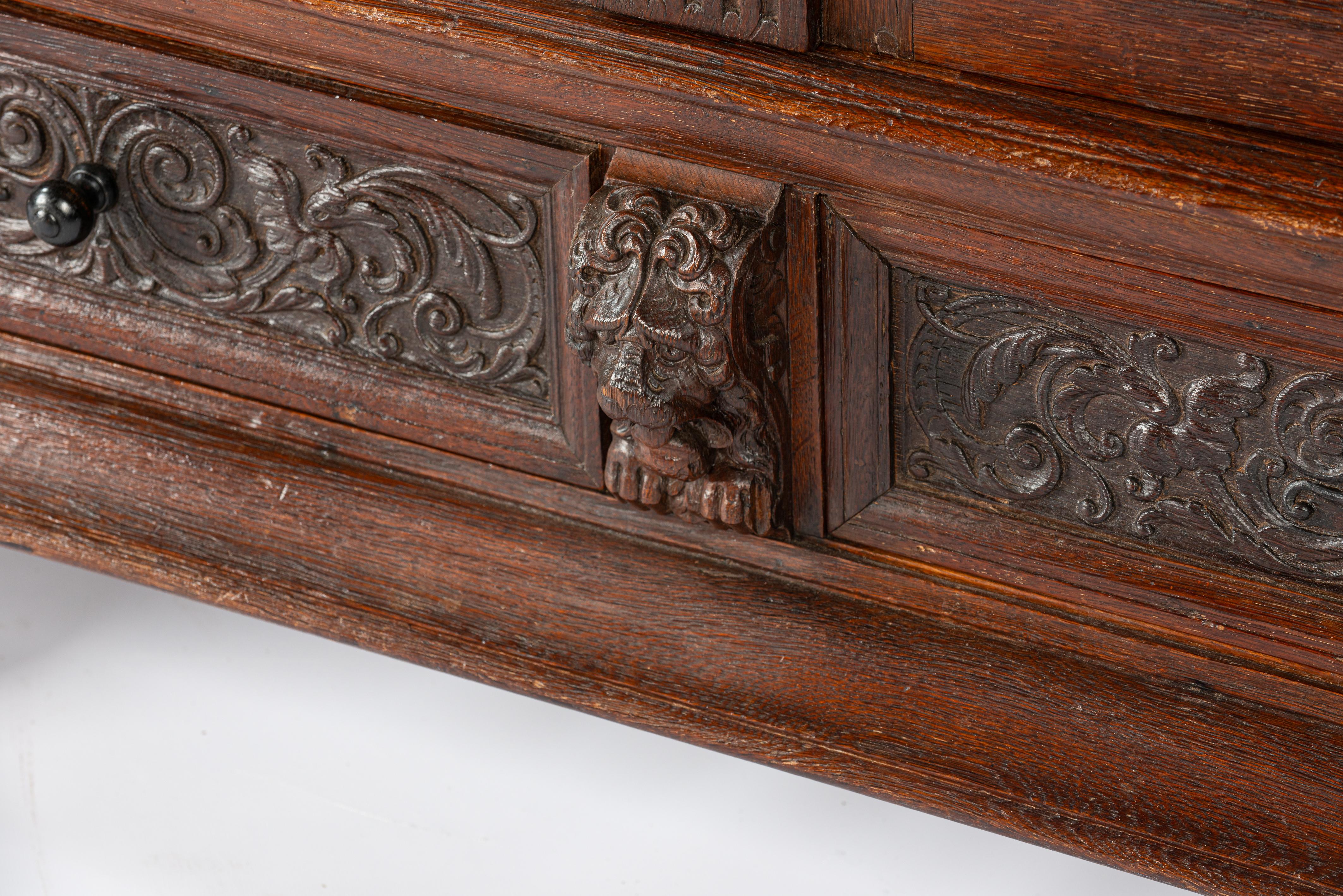 Ancienne armoire à deux portes en chêne brun chaud de la Renaissance hollandaise du 18e siècle en vente 11