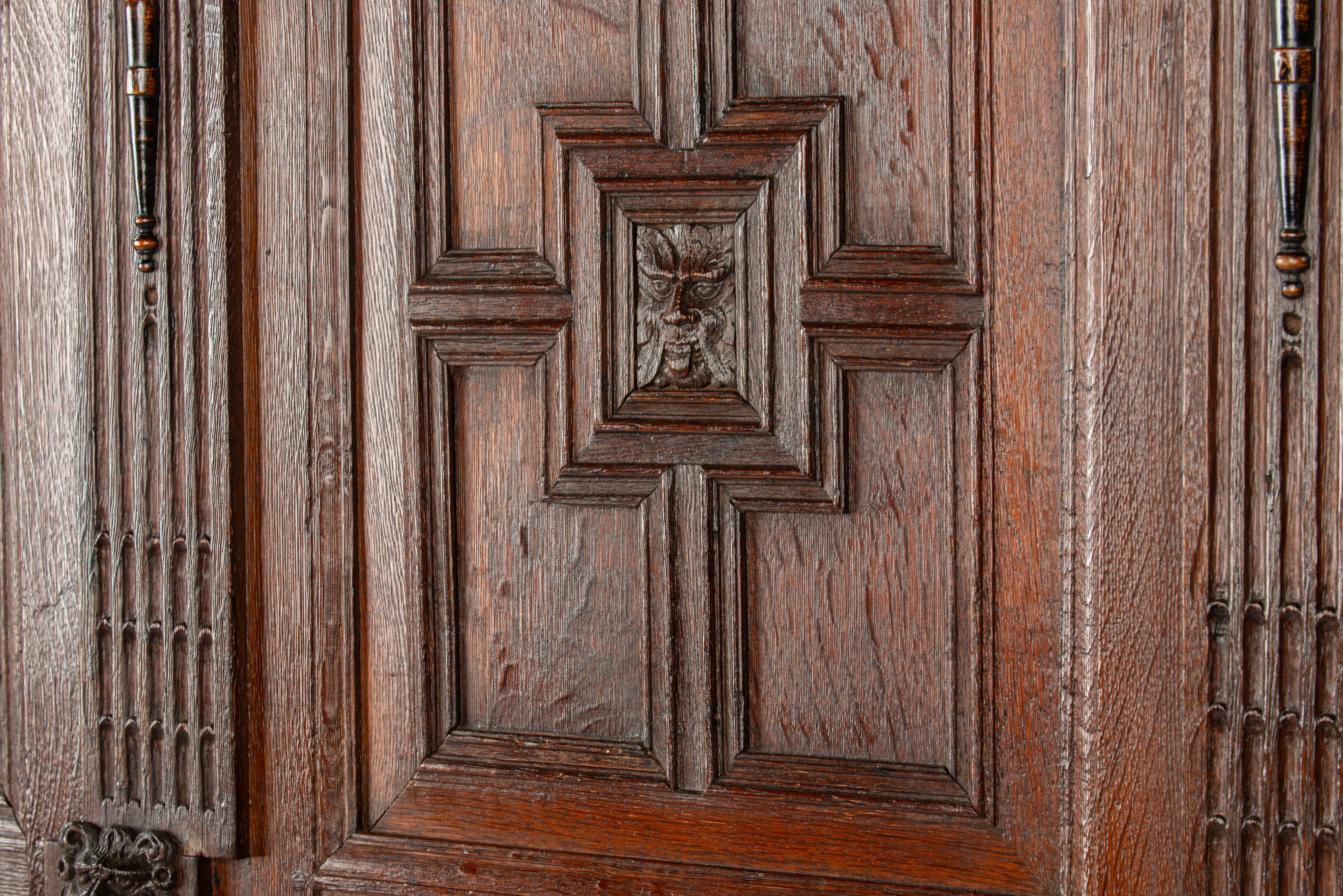 Ancienne armoire à deux portes en chêne brun chaud de la Renaissance hollandaise du 18e siècle en vente 13