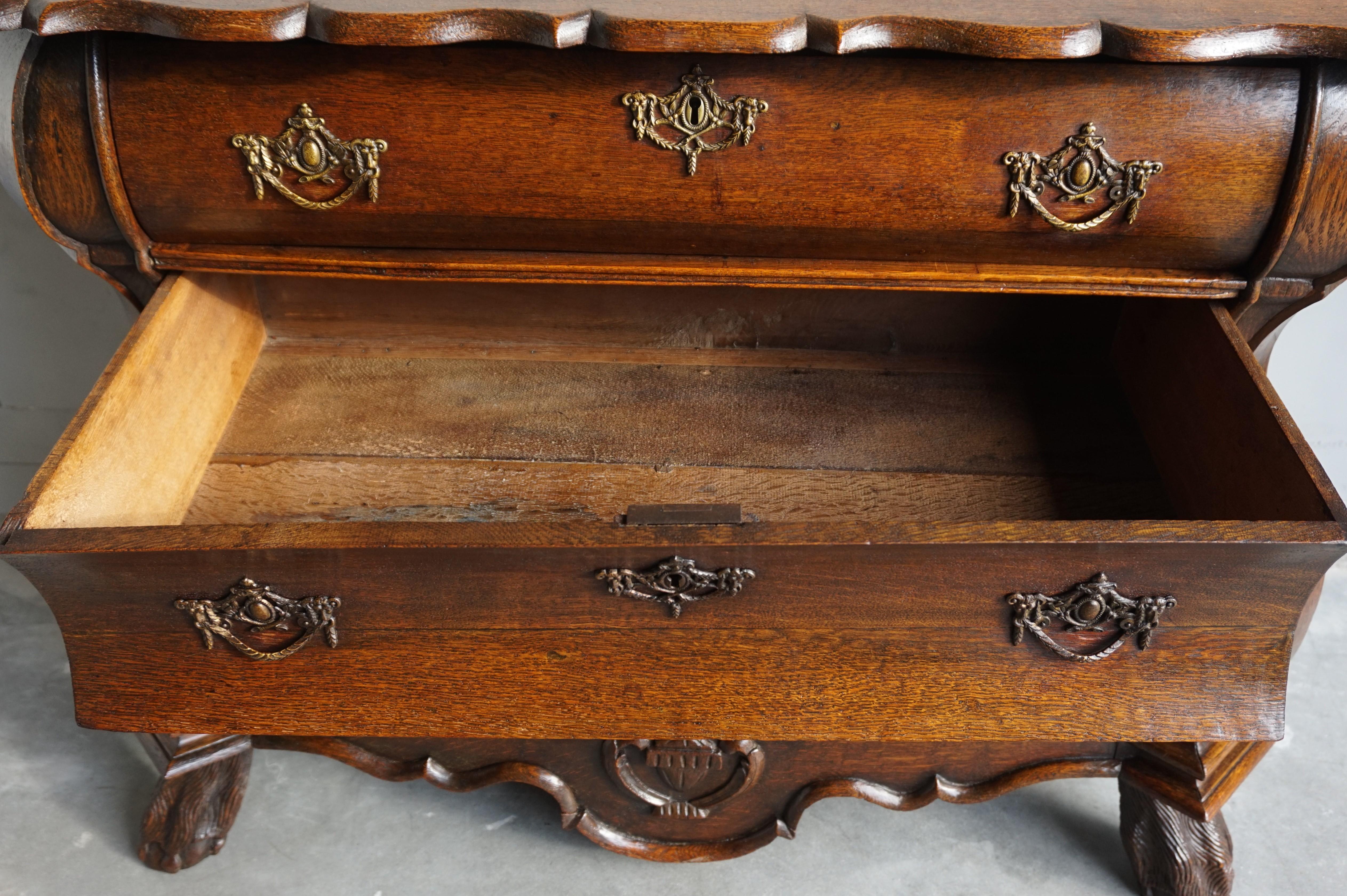 Ancienne commode bombée rococo hollandaise du 18ème siècle en chêne avec pieds à griffes 2
