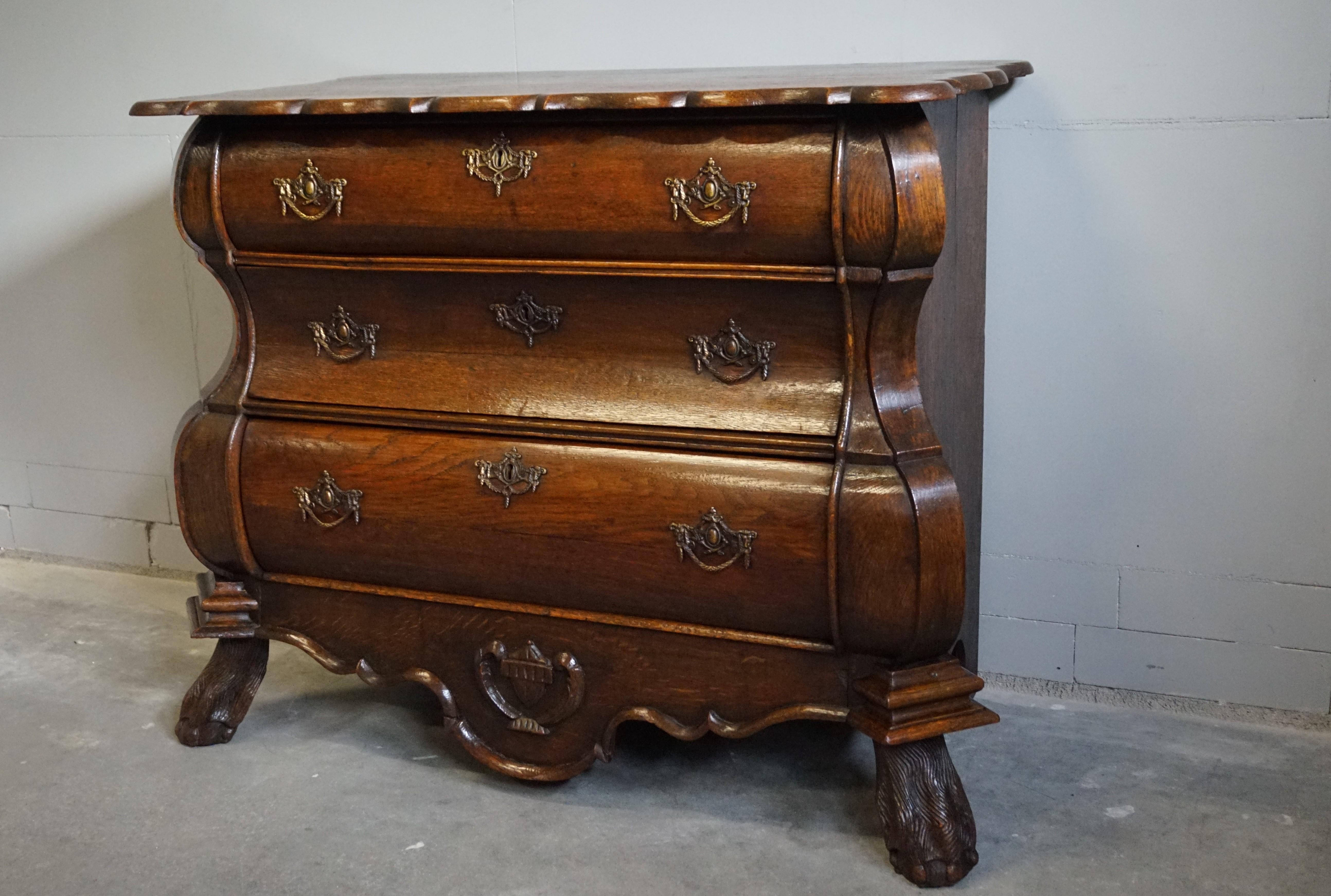 Ancienne commode bombée rococo hollandaise du 18ème siècle en chêne avec pieds à griffes 4