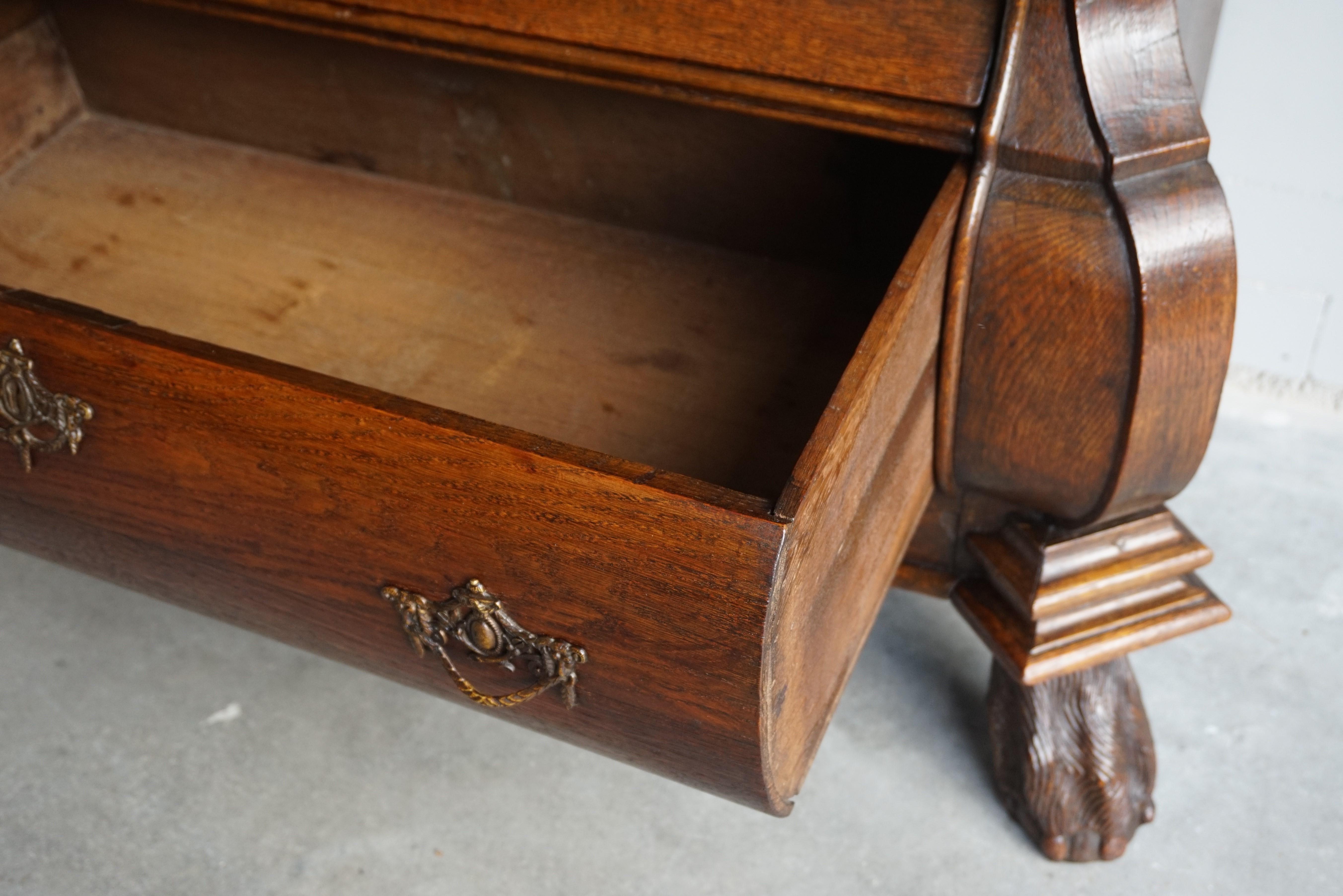 Ancienne commode bombée rococo hollandaise du 18ème siècle en chêne avec pieds à griffes 6