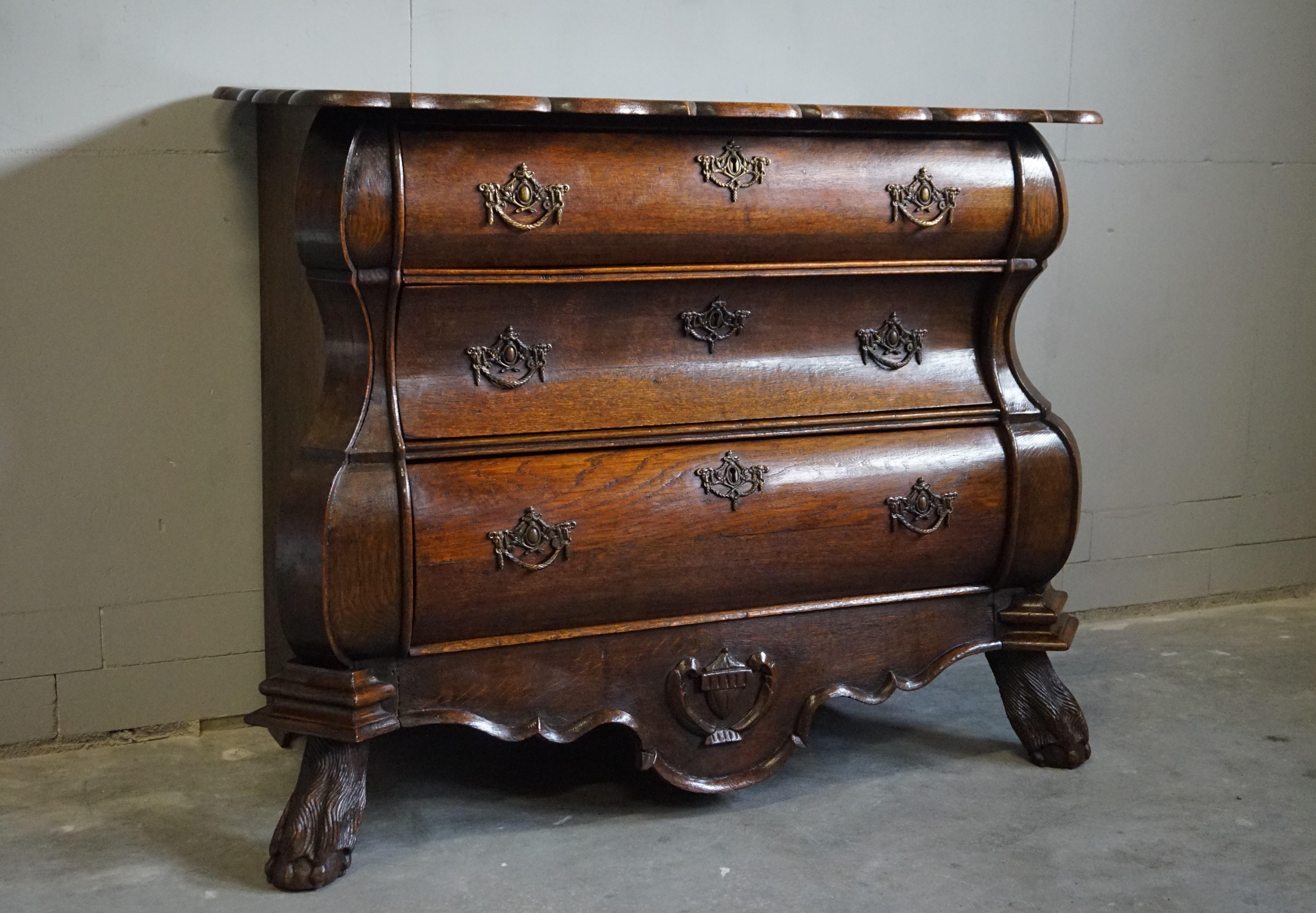 Ancienne commode bombée rococo hollandaise du 18ème siècle en chêne avec pieds à griffes 12