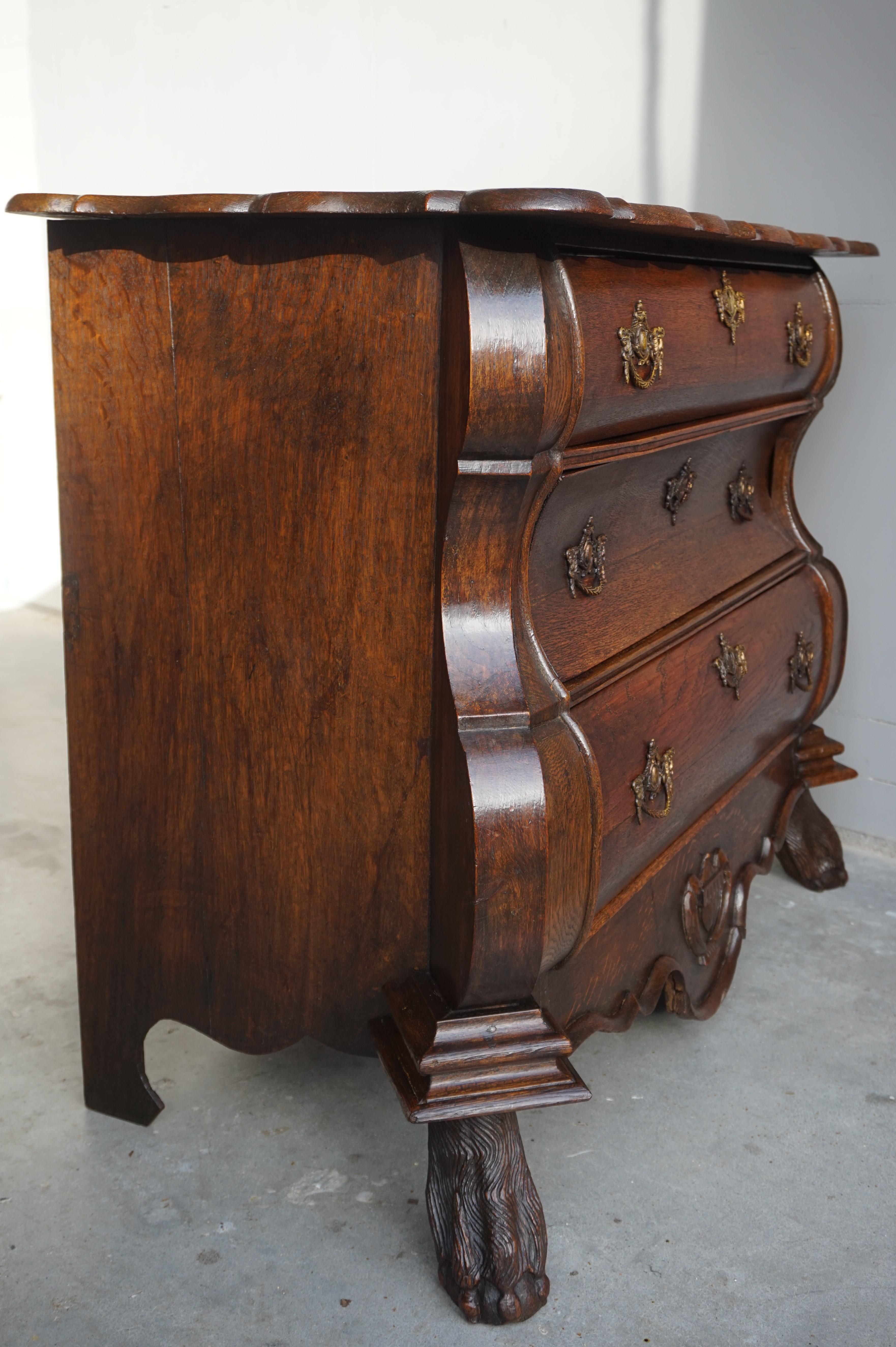 Néerlandais Ancienne commode bombée rococo hollandaise du 18ème siècle en chêne avec pieds à griffes